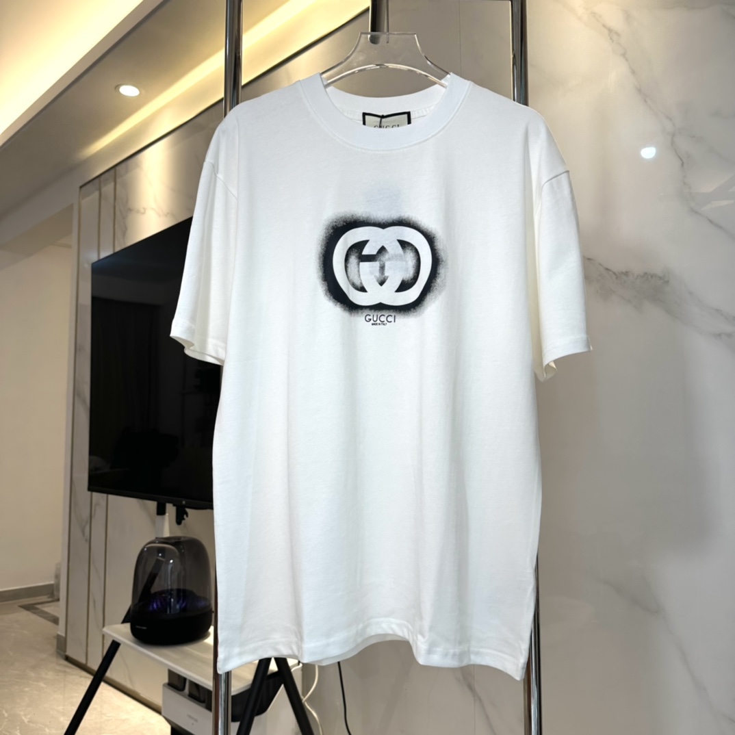 Gucci｜古驰 24ss双G互扣渐变晕染短袖 定织32支螺纹双纱紧赛同成衣面料同缸染确定无色差，图案采用根据原色特调同色胶浆材质，印花为热固油墨丝网印，选择高弹拉架胶浆印刷，印花清晰透底纹且无毛边，印花工艺相对繁琐，由加固胶浆进行打底，…