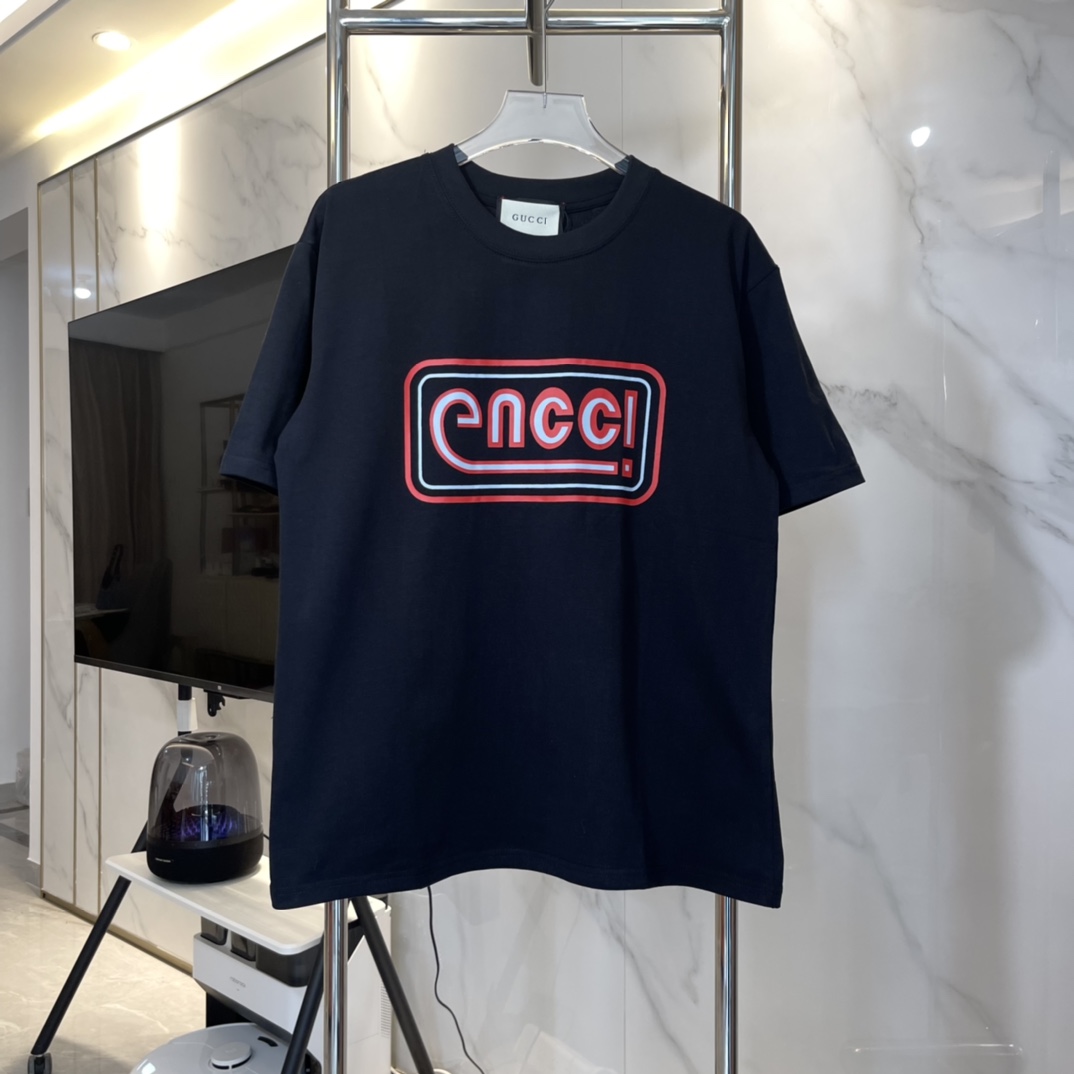 Gucci｜古驰 Resort2024走秀系列徽标T怕 购入原版开发 进口浆料 随便水洗不会任何变形 保证不掉色不开裂 印花精细 采用280g精梳棉双纱面料 定染0色差 同缸拉架螺纹 2次洗水处理 手感极佳 定制原版6张吊牌全套辅料 细节…