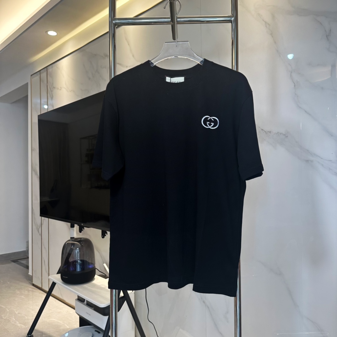 Gucci|古驰 24ss 白环黑logo刺绣短袖 采用20S双纱280G精棉平纹面料，搭配32S300G双纱螺纹，这种面料质地轻薄，柔软舒适，具有良好的透气性，进口田岛机绣花，挨针绣花为字母主体刺绣工艺，挨针绣是一种刺绣中常用的针法，主…