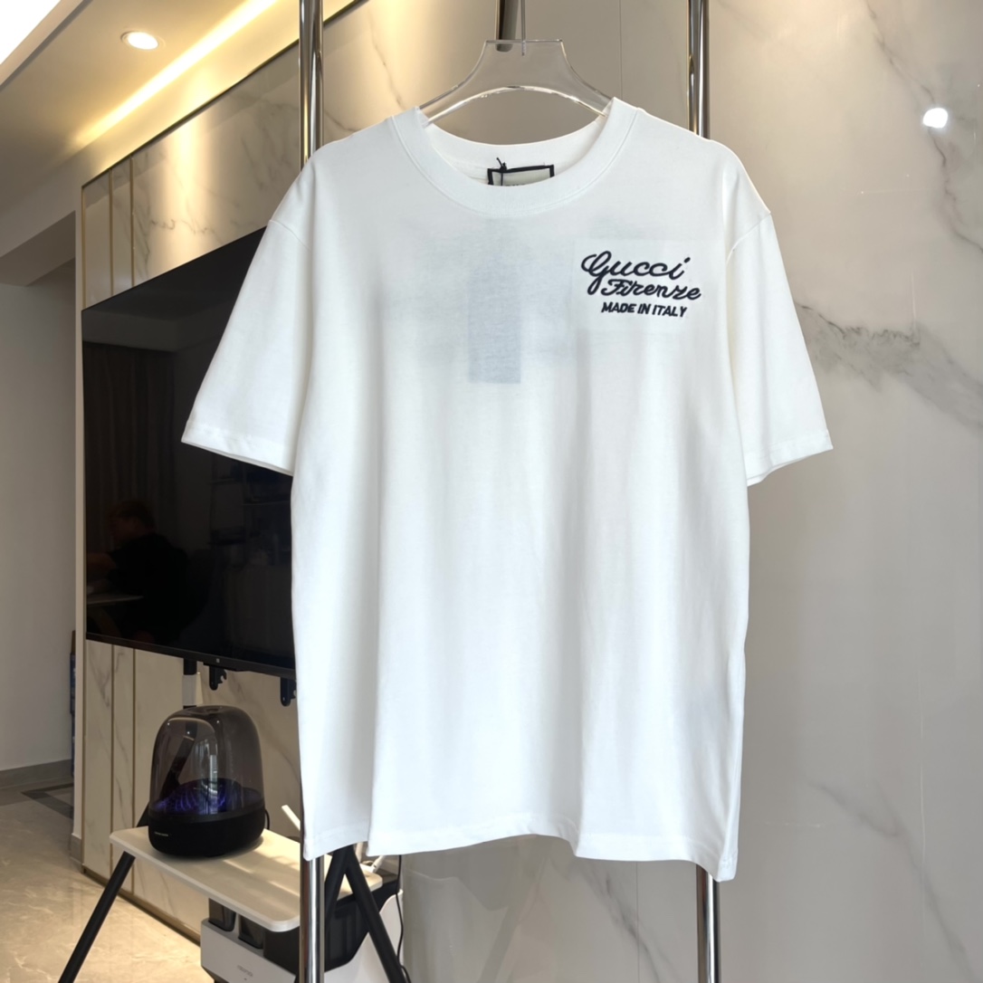 Gucci｜古驰 草体签名刺绣短袖T恤 面料采用270克重精梳棉，定制1*1螺纹，成衣两遍水洗处，面料舒适亲肤无异感，定制定染面料， 纺织密度高，垂感佳，不易变形，厚织感加上紧密纺纱工艺，不会影响面料的透气性，成色的饱和度很高，进口数码直…