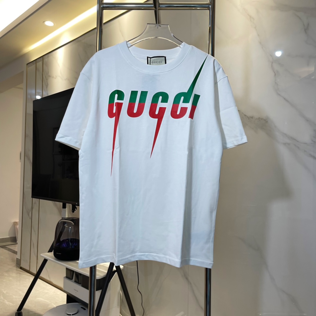 Gucci｜古驰 闪电刀刃红绿短袖T恤 购入原版开发 进口浆料 随便水洗不会任何变形 保证不掉色不开裂 印花精细 采用280g精梳棉双纱面料 定染0色差 同缸拉架螺纹 2次洗水处理 手感极佳 定制原版6张吊牌全套辅料 细节无敌 区别垃圾版…