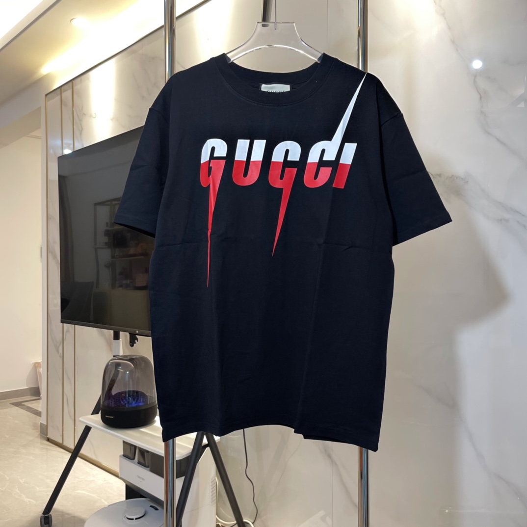 Gucci｜古驰 闪电刀刃红白短袖T恤 购入原版开发 进口浆料 随便水洗不会任何变形 保证不掉色不开裂 印花精细 采用280g精梳棉双纱面料 定染0色差 同缸拉架螺纹 2次洗水处理 手感极佳 定制原版6张吊牌全套辅料 细节无敌 区别垃圾版…