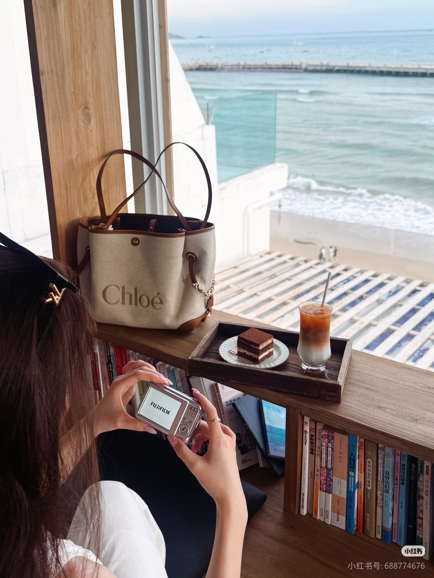 Chloé How come there is such a gentle tote bag