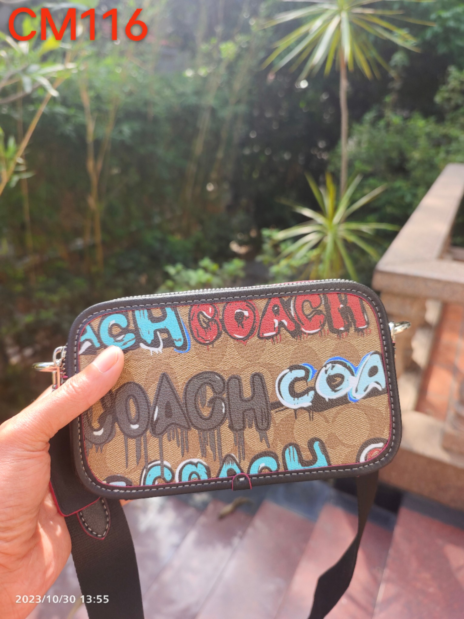 Coach COA*H/蔻家新款 九月新品CM116 Mint+Serf Signature我们在Mint+Serf设计的涂鸦底下叠加 Signature 印花 这个主题图案超酷