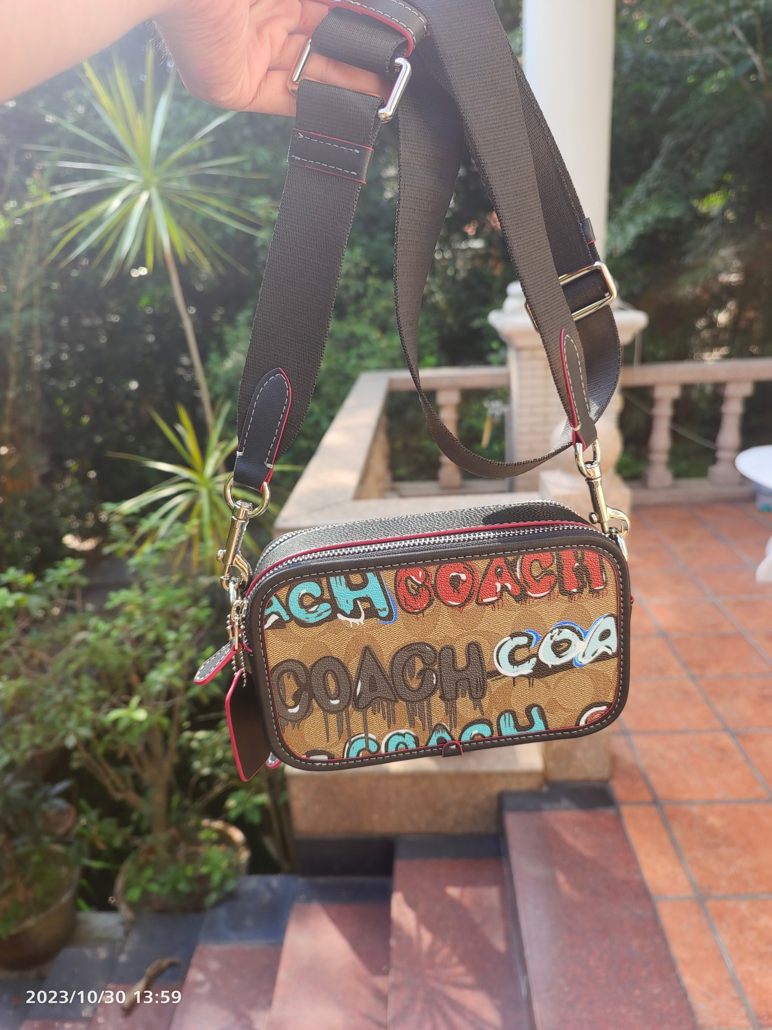 Coach COA*H/蔻家新款 九月新品CM116 Mint+Serf Signature我们在Mint+Serf设计的涂鸦底下叠加 Signature 印花 这个主题图案超酷