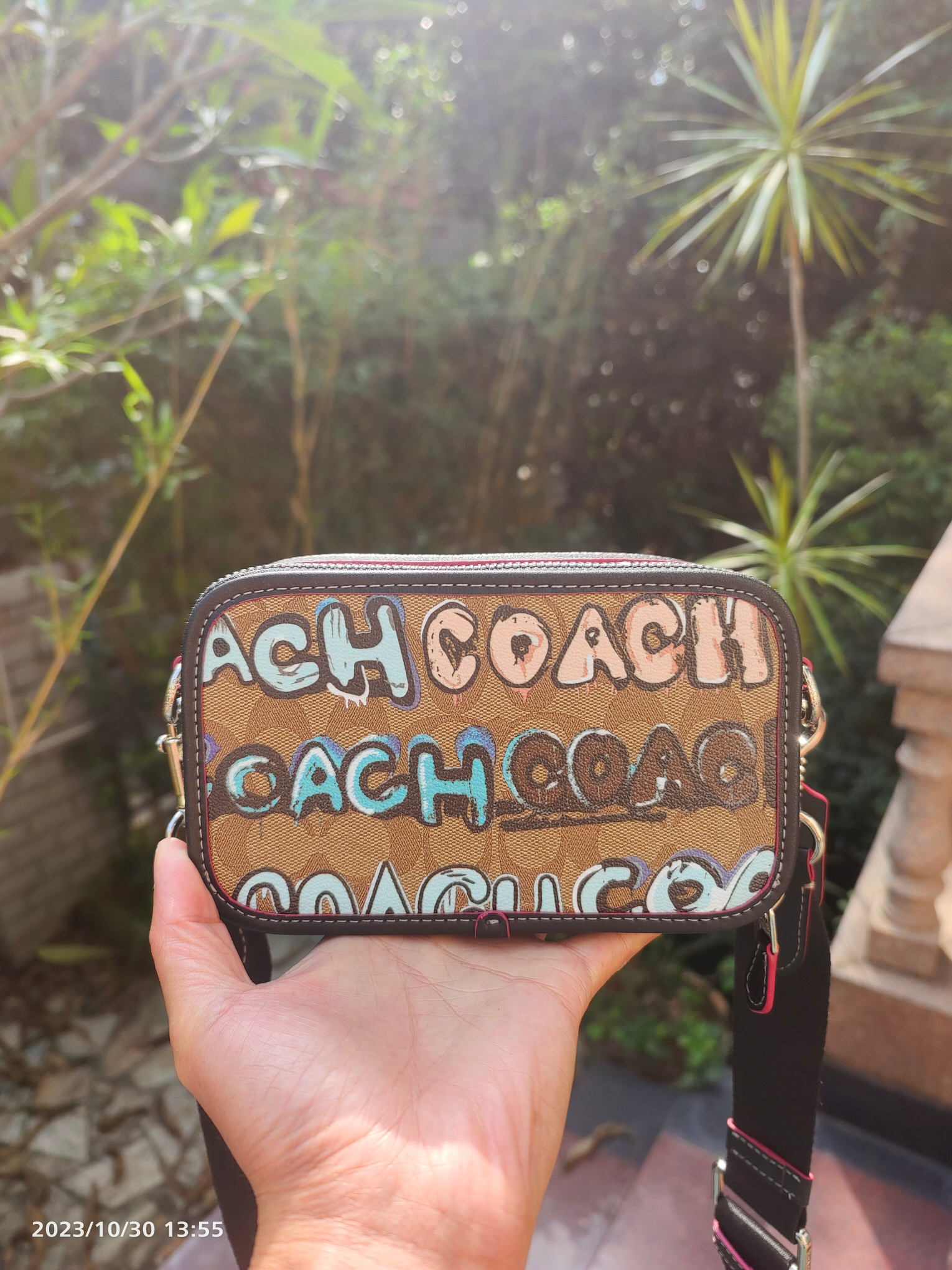 Coach COA*H/蔻家新款 九月新品CM116 Mint+Serf Signature我们在Mint+Serf设计的涂鸦底下叠加 Signature 印花 这个主题图案超酷