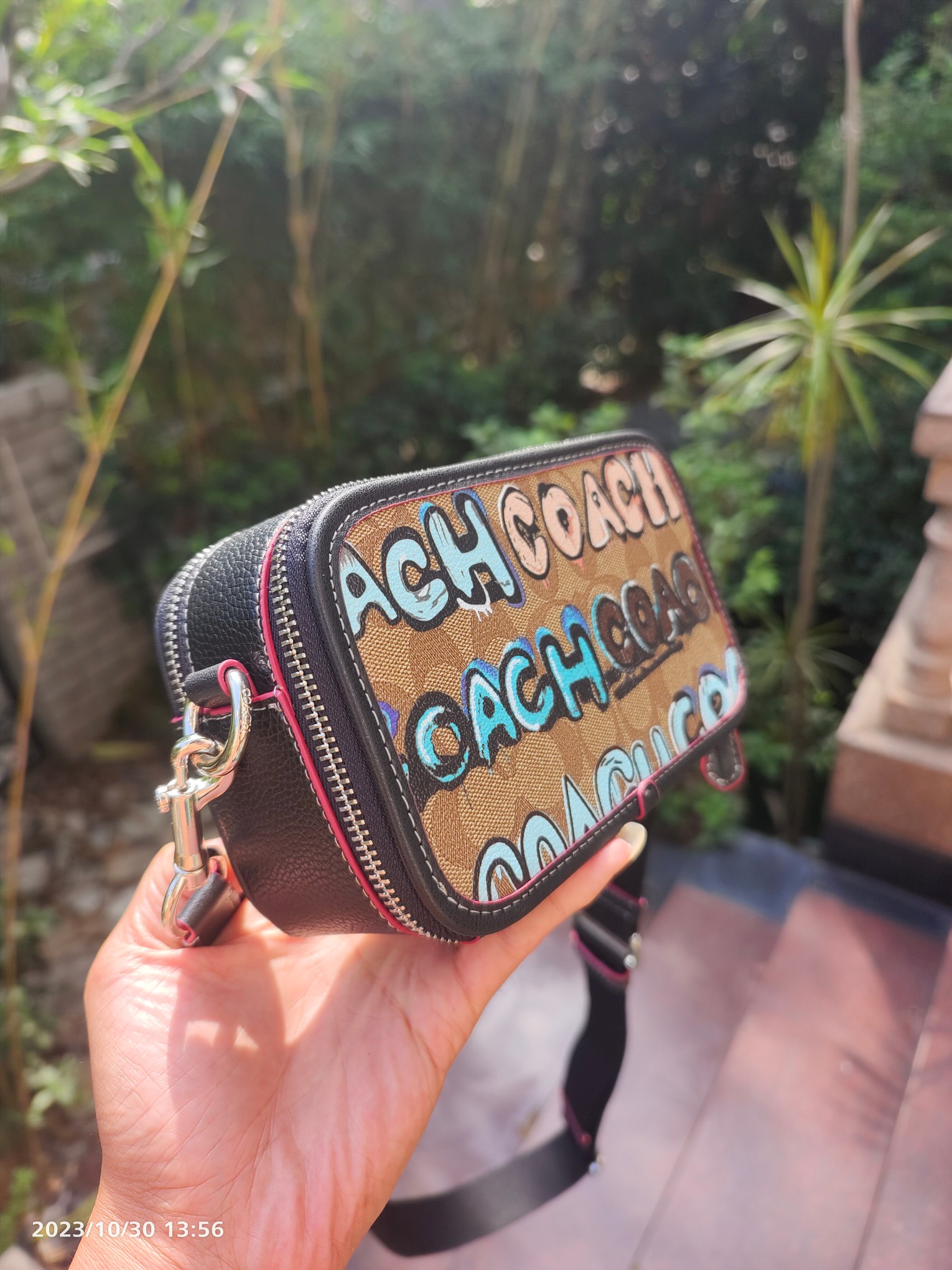 Coach COA*H/蔻家新款 九月新品CM116 Mint+Serf Signature我们在Mint+Serf设计的涂鸦底下叠加 Signature 印花 这个主题图案超酷