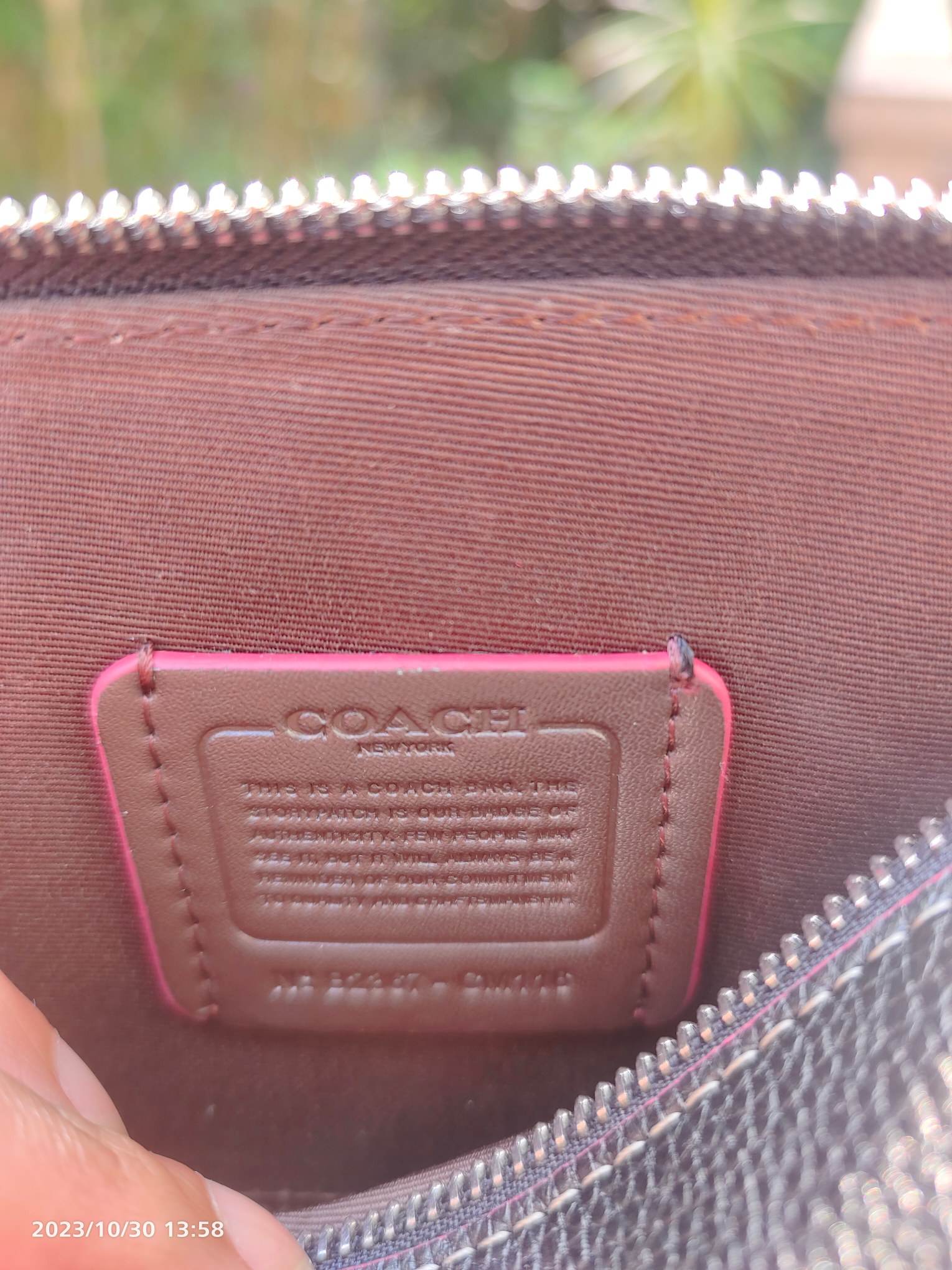 Coach COA*H/蔻家新款 九月新品CM116 Mint+Serf Signature我们在Mint+Serf设计的涂鸦底下叠加 Signature 印花 这个主题图案超酷