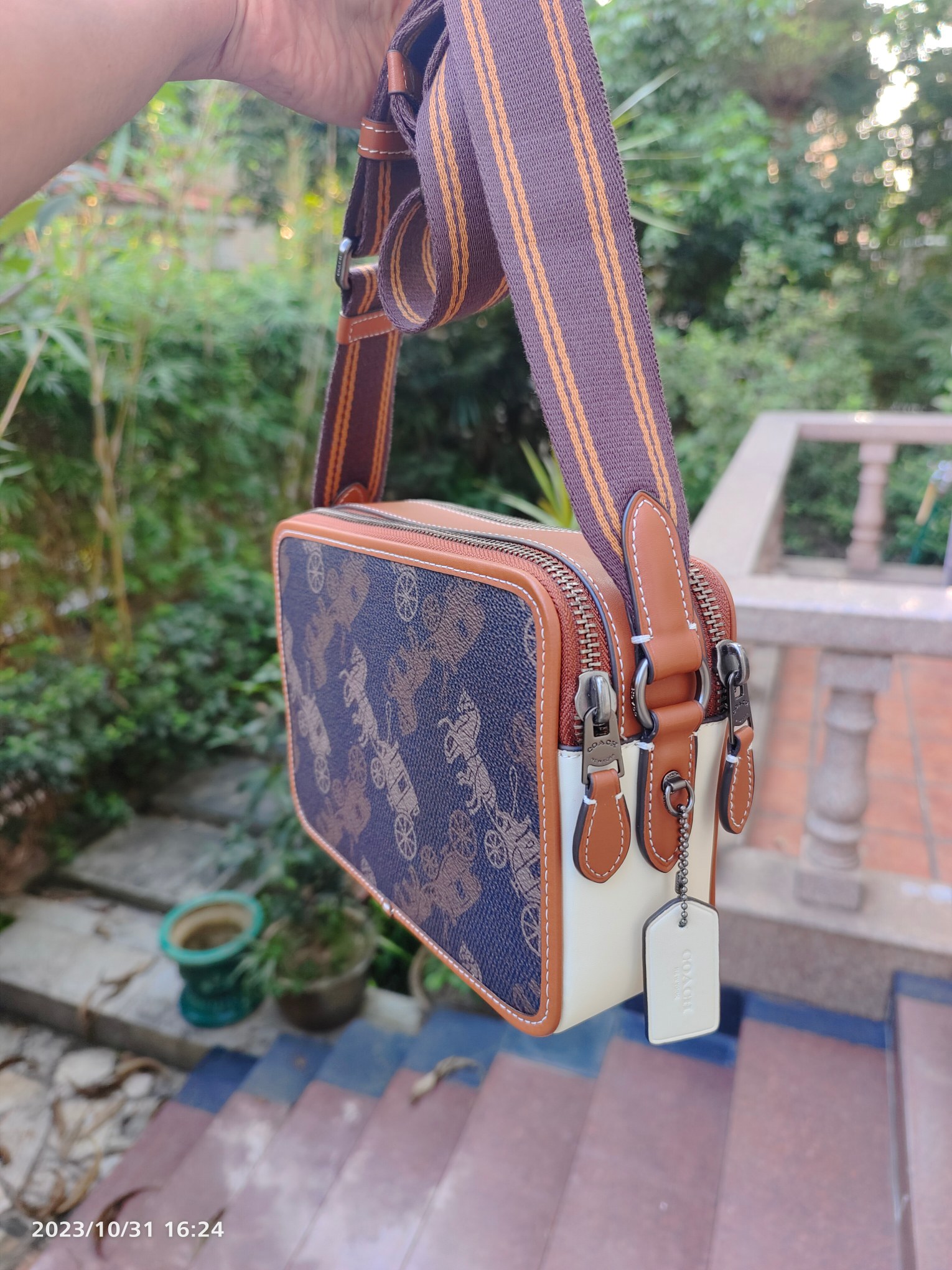 Coach 11月新款cm382男士新款 C家 Charter 通勤和出差提供便携舒适的体验 这款公整有型的斜挎包采用满版的大马车logo 和 的皮革制作 带有2个特色拉链隔层 内置容量足够强大 尺寸：24*16*7 cm