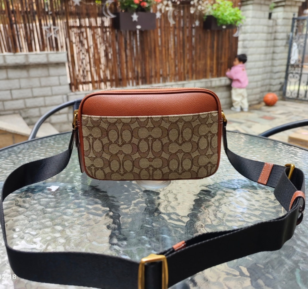 Coach 10月新品CL960 COACH X 迪士尼100周年马鞍色牛皮搭配 signature logo 立体刺绣更显个性质感拉满 米奇俏皮的动作