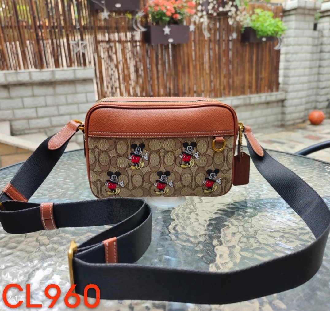 Coach 10月新品CL960 COACH X 迪士尼100周年马鞍色牛皮搭配 signature logo 立体刺绣更显个性质感拉满 米奇俏皮的动作