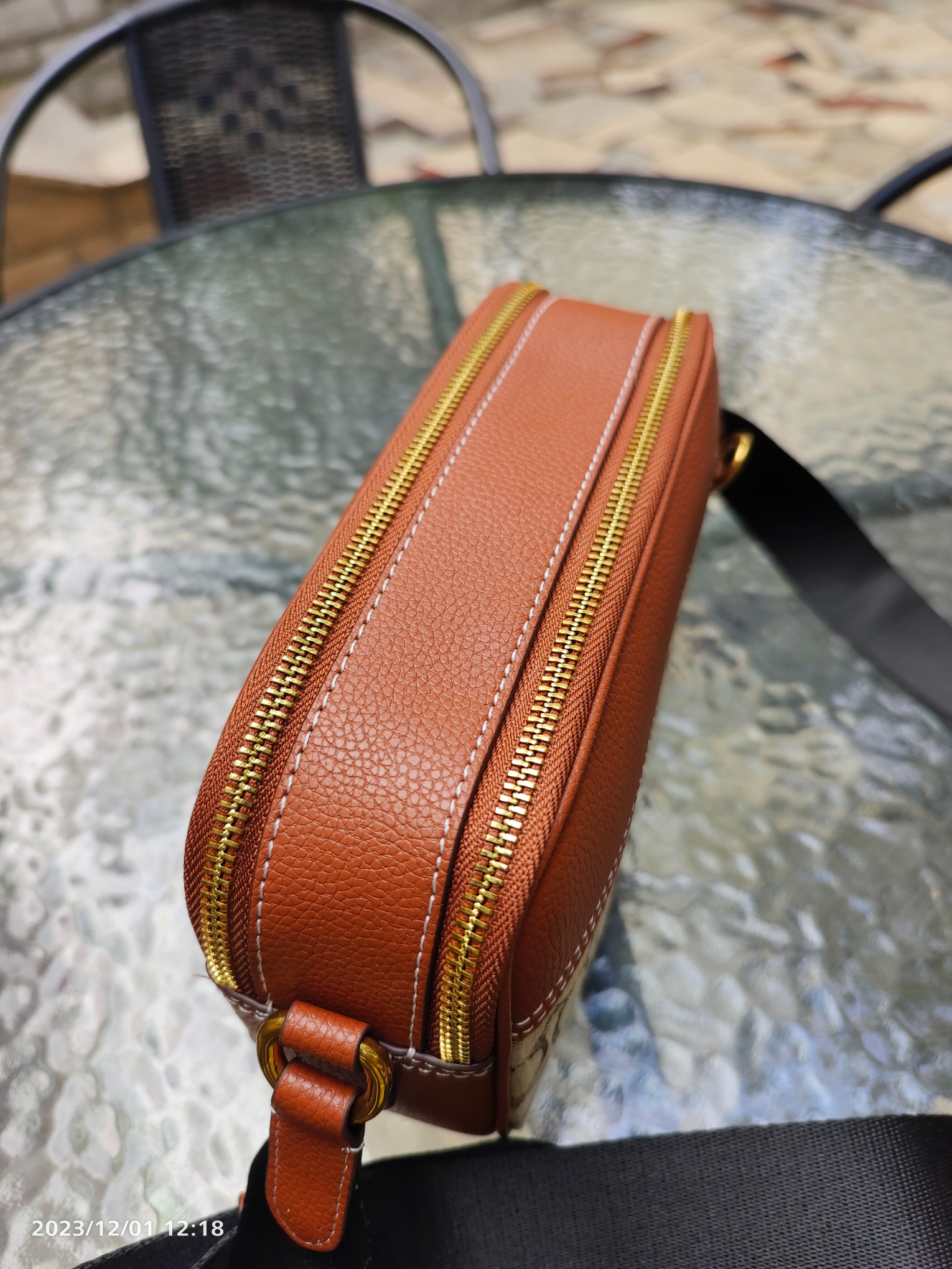 Coach 10月新品CL960 COACH X 迪士尼100周年马鞍色牛皮搭配 signature logo 立体刺绣更显个性质感拉满 米奇俏皮的动作