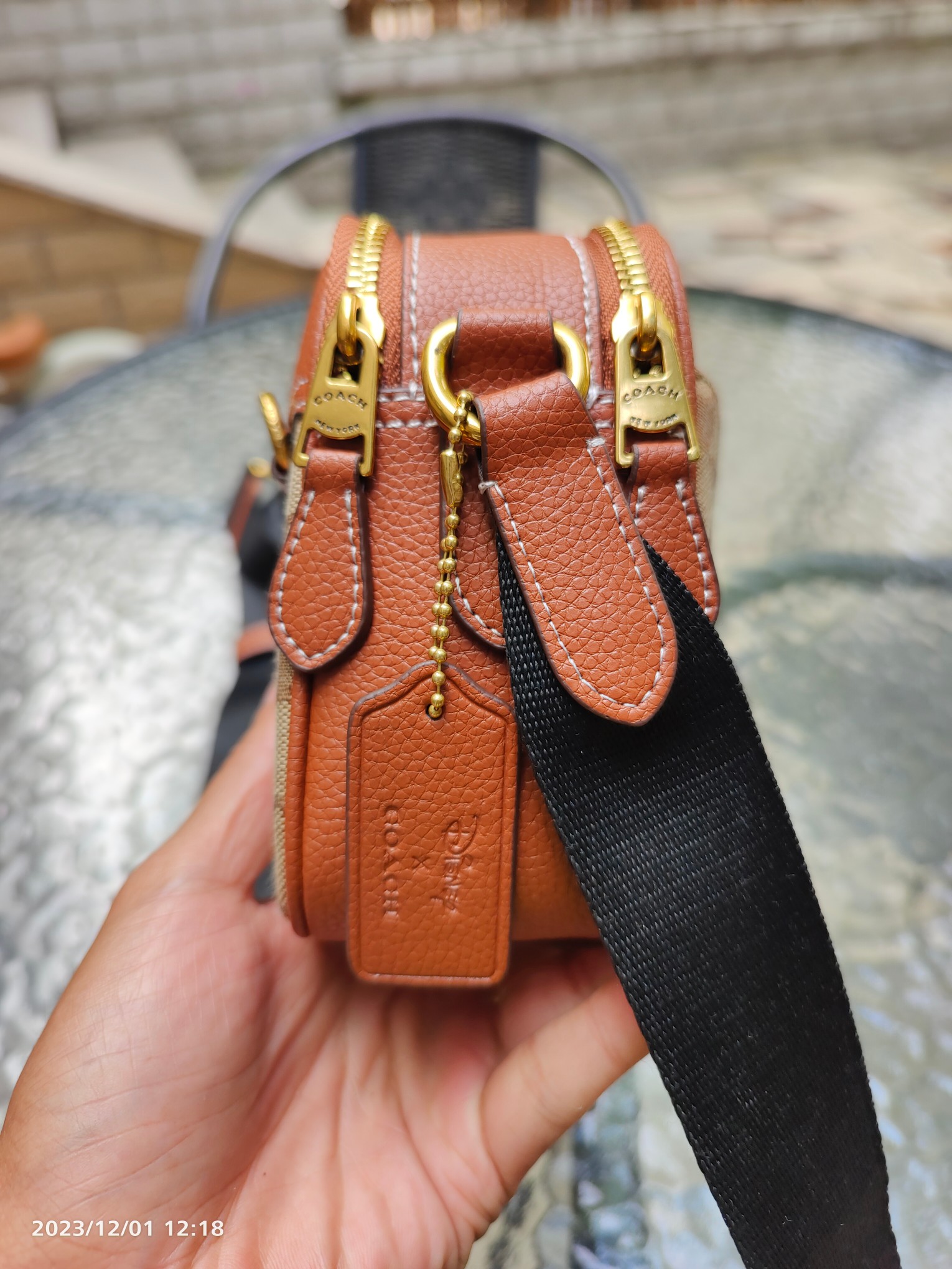 Coach 10月新品CL960 COACH X 迪士尼100周年马鞍色牛皮搭配 signature logo 立体刺绣更显个性质感拉满 米奇俏皮的动作