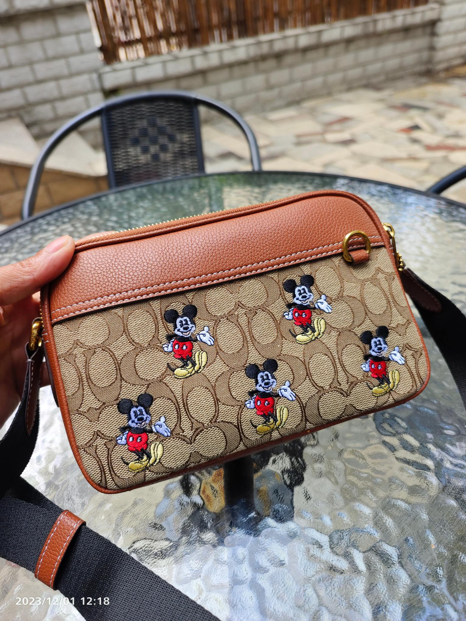 Coach 10月新品CL960 COACH X 迪士尼100周年马鞍色牛皮搭配 signature logo 立体刺绣更显个性质感拉满 米奇俏皮的动作