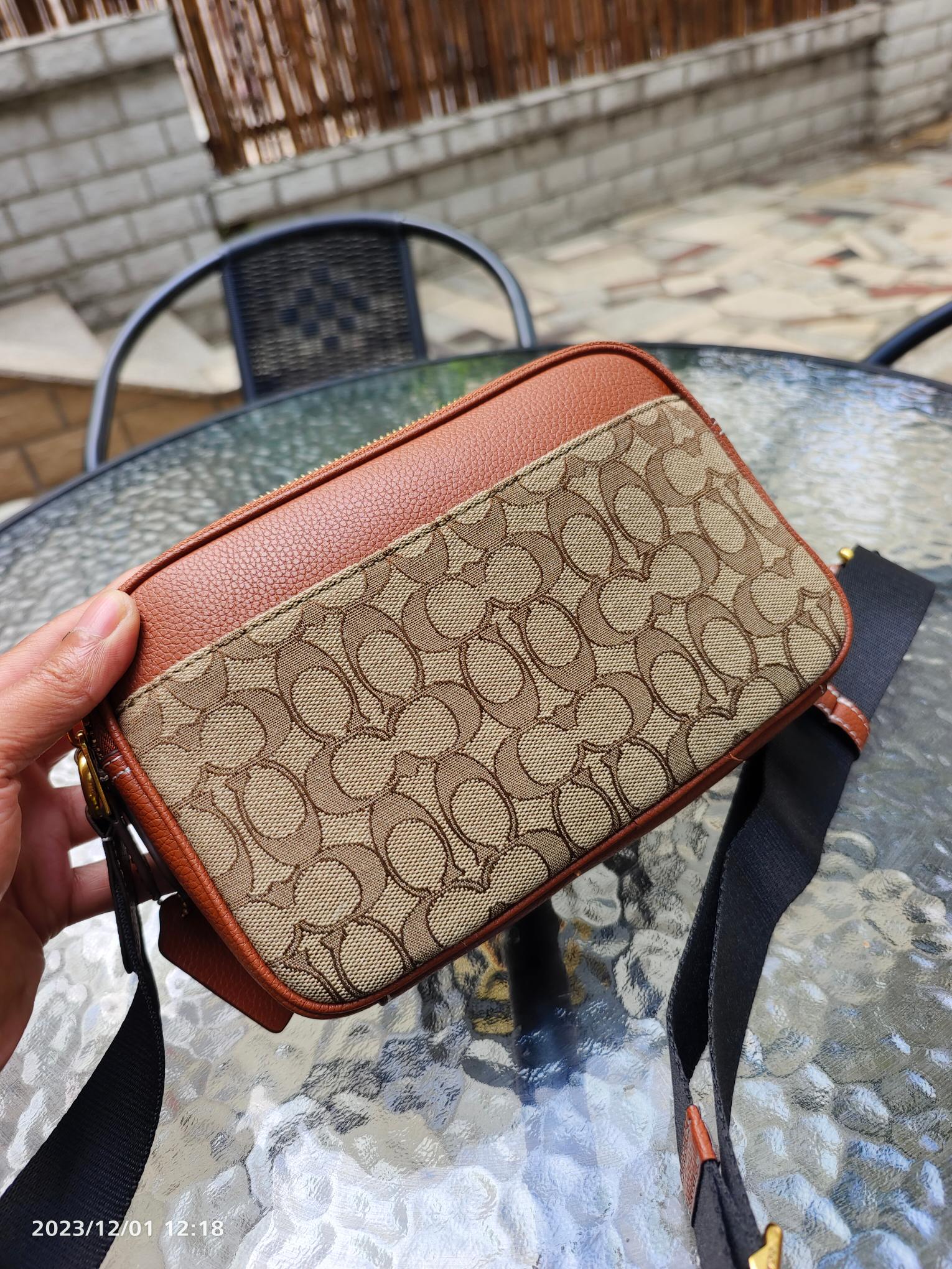 Coach 10月新品CL960 COACH X 迪士尼100周年马鞍色牛皮搭配 signature logo 立体刺绣更显个性质感拉满 米奇俏皮的动作