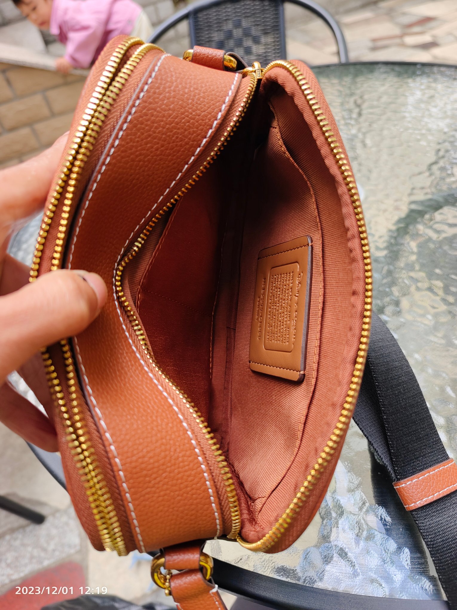 Coach 10月新品CL960 COACH X 迪士尼100周年马鞍色牛皮搭配 signature logo 立体刺绣更显个性质感拉满 米奇俏皮的动作