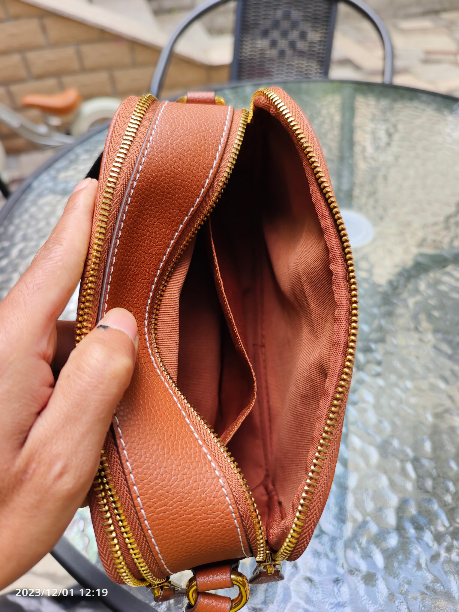 Coach 10月新品CL960 COACH X 迪士尼100周年马鞍色牛皮搭配 signature logo 立体刺绣更显个性质感拉满 米奇俏皮的动作
