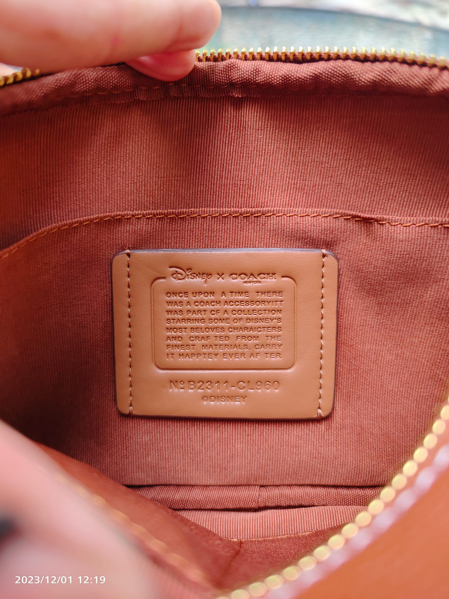 Coach 10月新品CL960 COACH X 迪士尼100周年马鞍色牛皮搭配 signature logo 立体刺绣更显个性质感拉满 米奇俏皮的动作