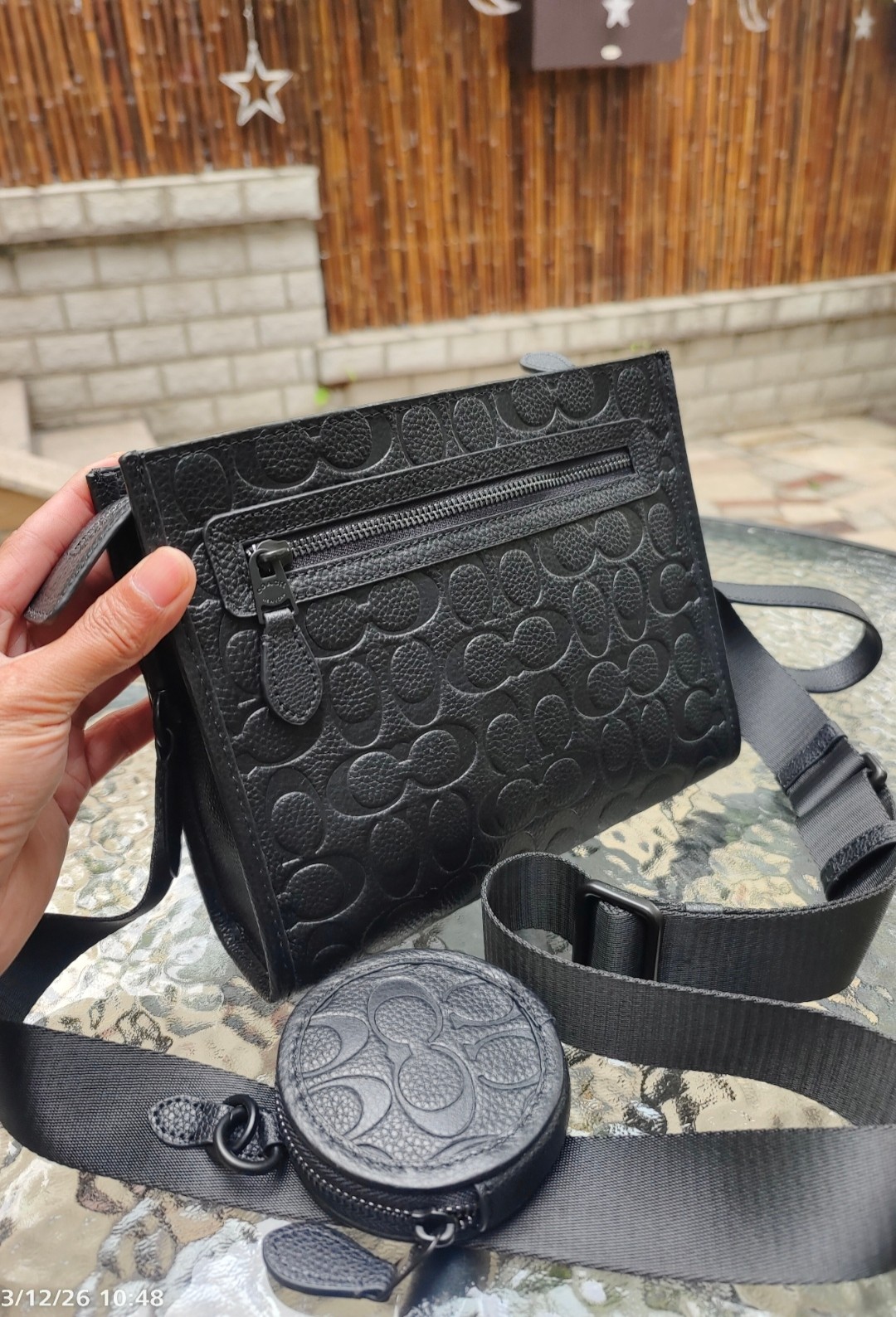 Coach CP445头层皮 2023 12月新款Coach 印花标志印花牛皮HITCH男手拿斜挎包