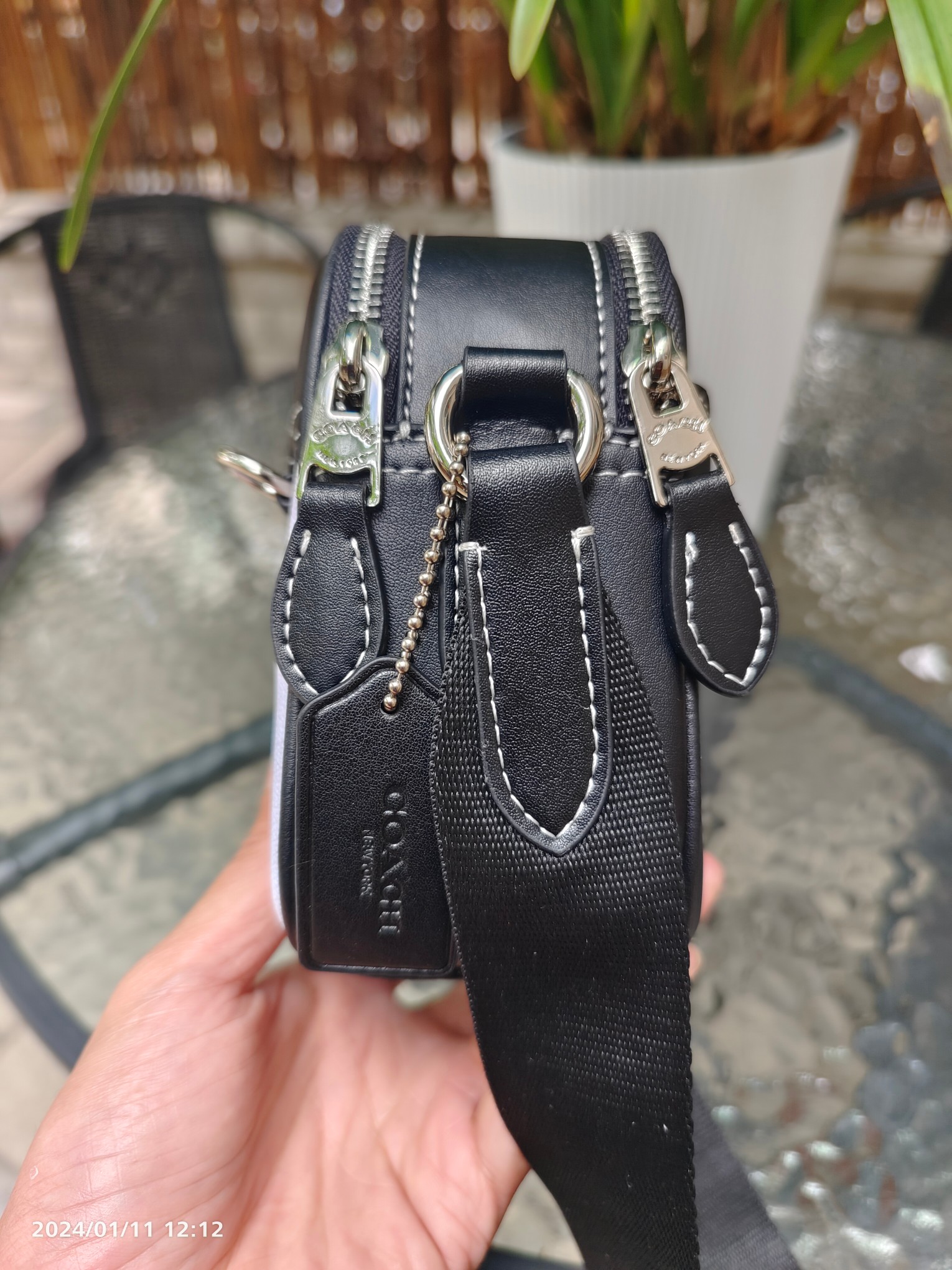 Coach COA*H C 蔻家2024年1月新品 Graham男士相机包此款包采用的是人造革配牛皮革内置多功能袋 双拉链开合织物衬里 23cm(长)15cm(高)7cm宽