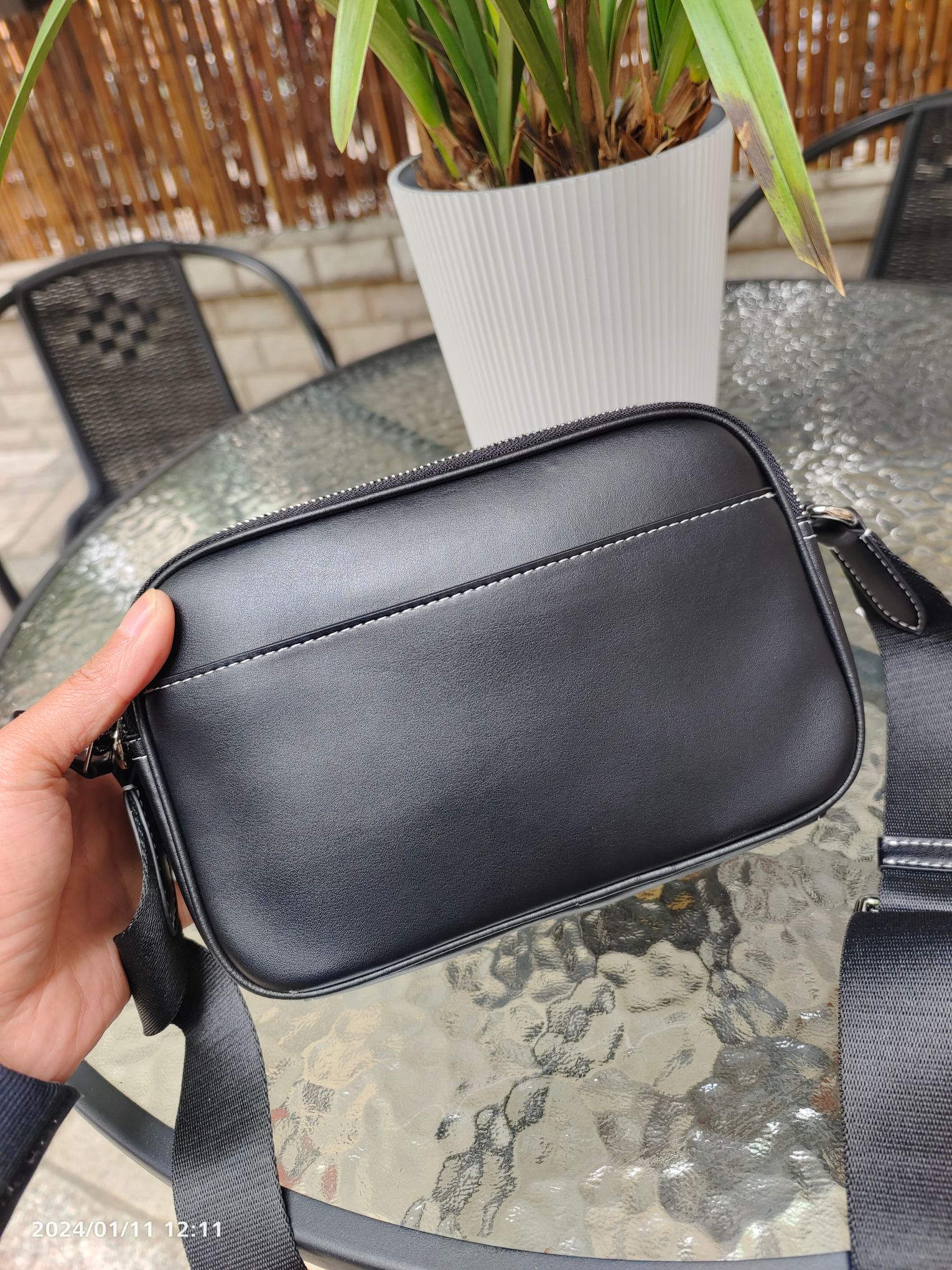 Coach COA*H C 蔻家2024年1月新品 Graham男士相机包此款包采用的是人造革配牛皮革内置多功能袋 双拉链开合织物衬里 23cm(长)15cm(高)7cm宽
