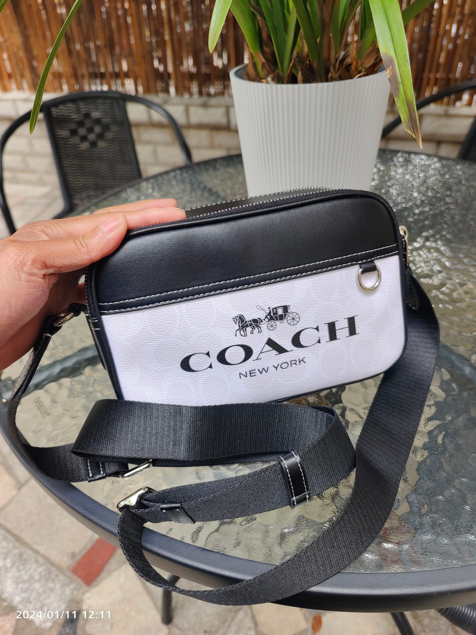 Coach COA*H C 蔻家2024年1月新品 Graham男士相机包此款包采用的是人造革配牛皮革内置多功能袋 双拉链开合织物衬里 23cm(长)15cm(高)7cm宽