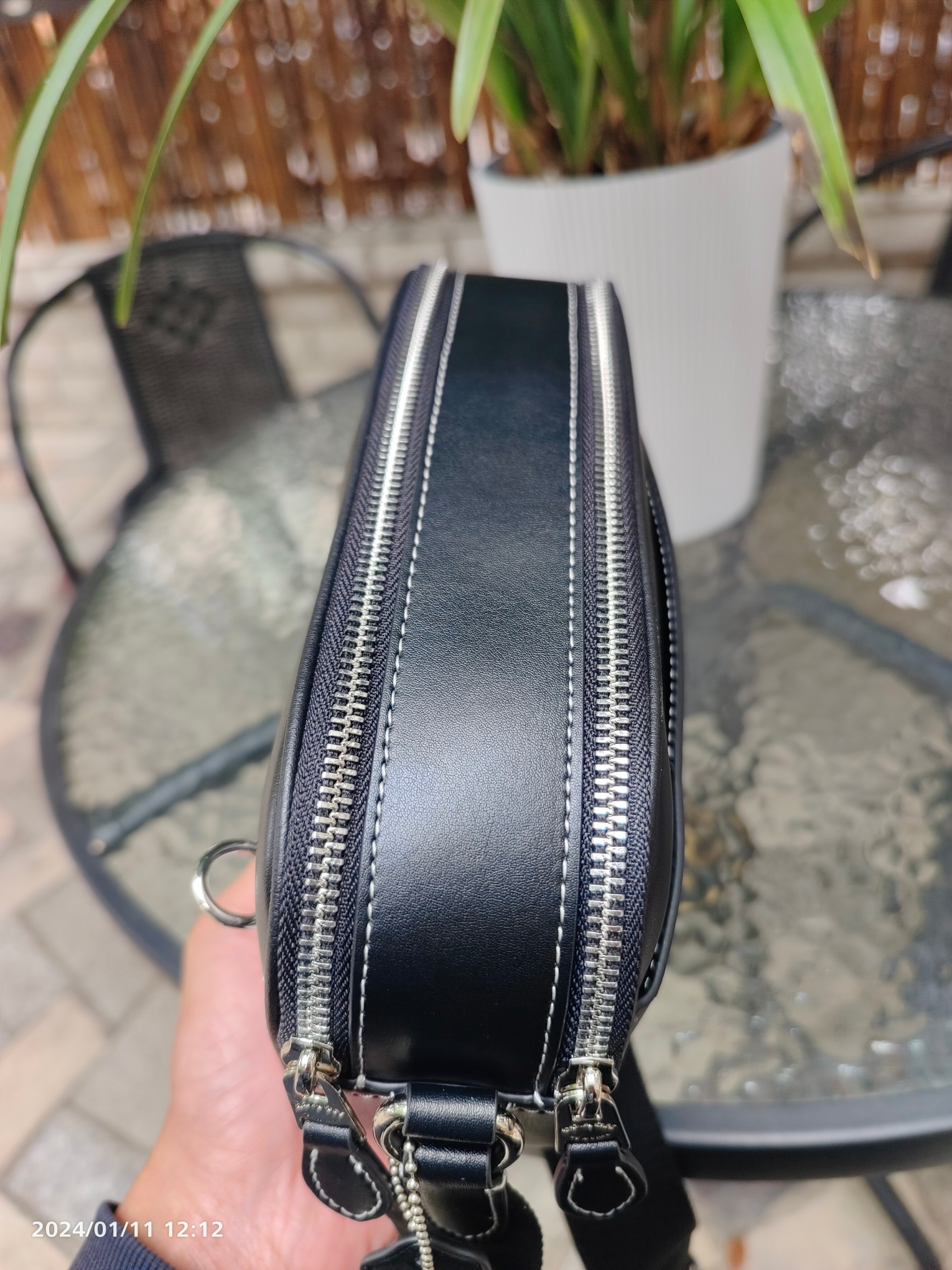 Coach COA*H C 蔻家2024年1月新品 Graham男士相机包此款包采用的是人造革配牛皮革内置多功能袋 双拉链开合织物衬里 23cm(长)15cm(高)7cm宽