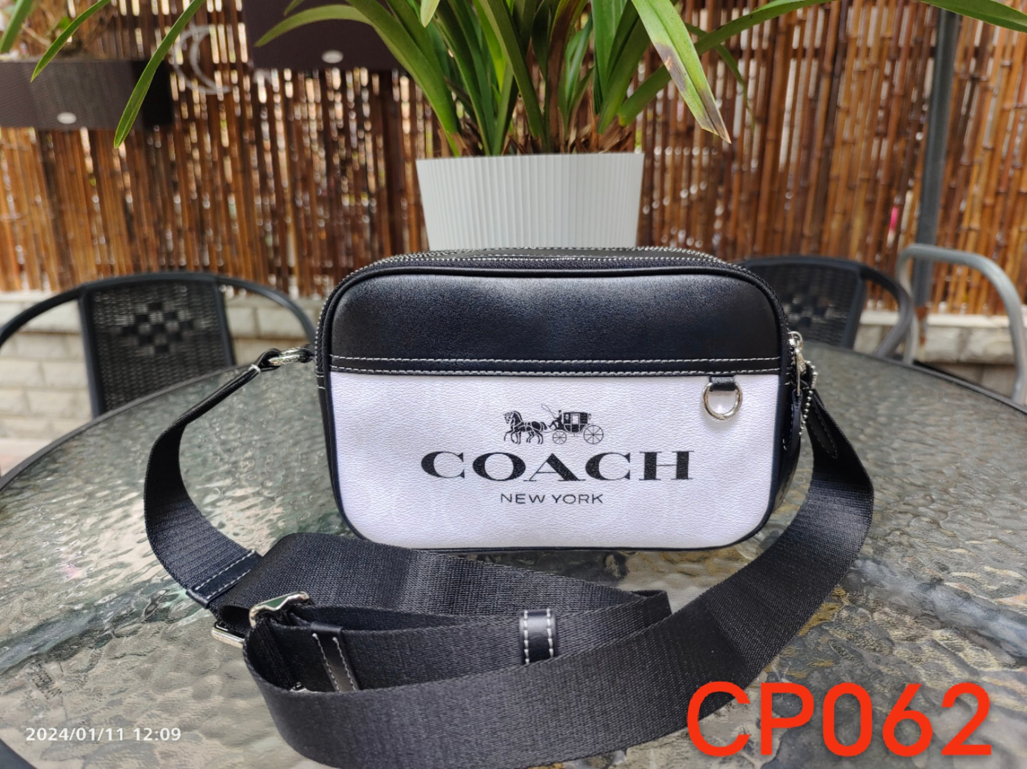 Coach COA*H C 蔻家2024年1月新品 Graham男士相机包此款包采用的是人造革配牛皮革内置多功能袋 双拉链开合织物衬里 23cm(长)15cm(高)7cm宽