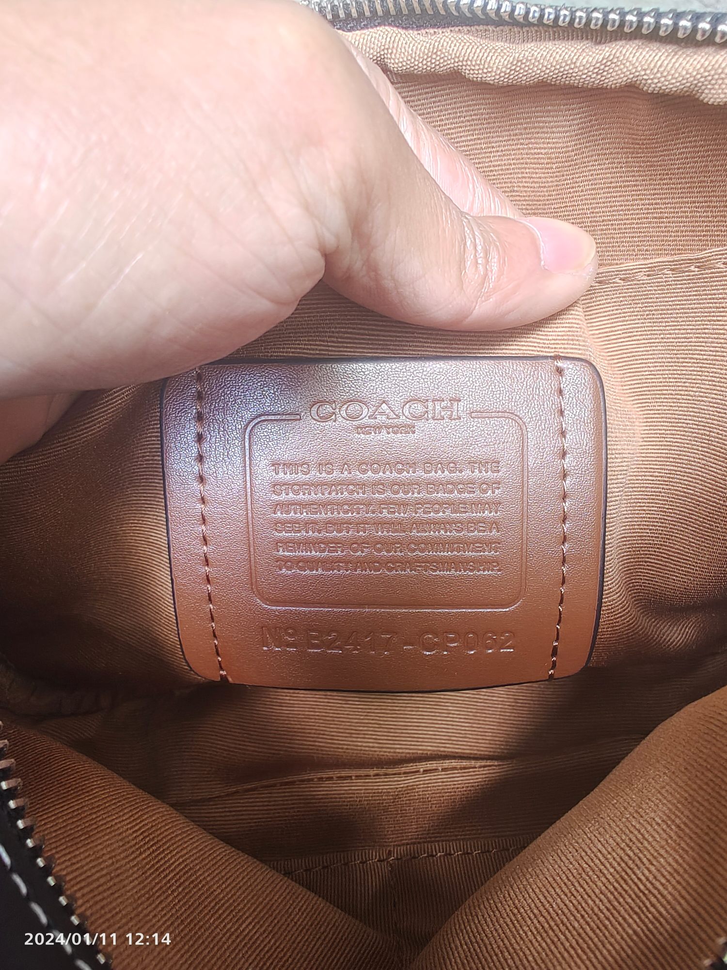 Coach COA*H C 蔻家2024年1月新品 Graham男士相机包此款包采用的是人造革配牛皮革内置多功能袋 双拉链开合织物衬里 23cm(长)15cm(高)7cm宽