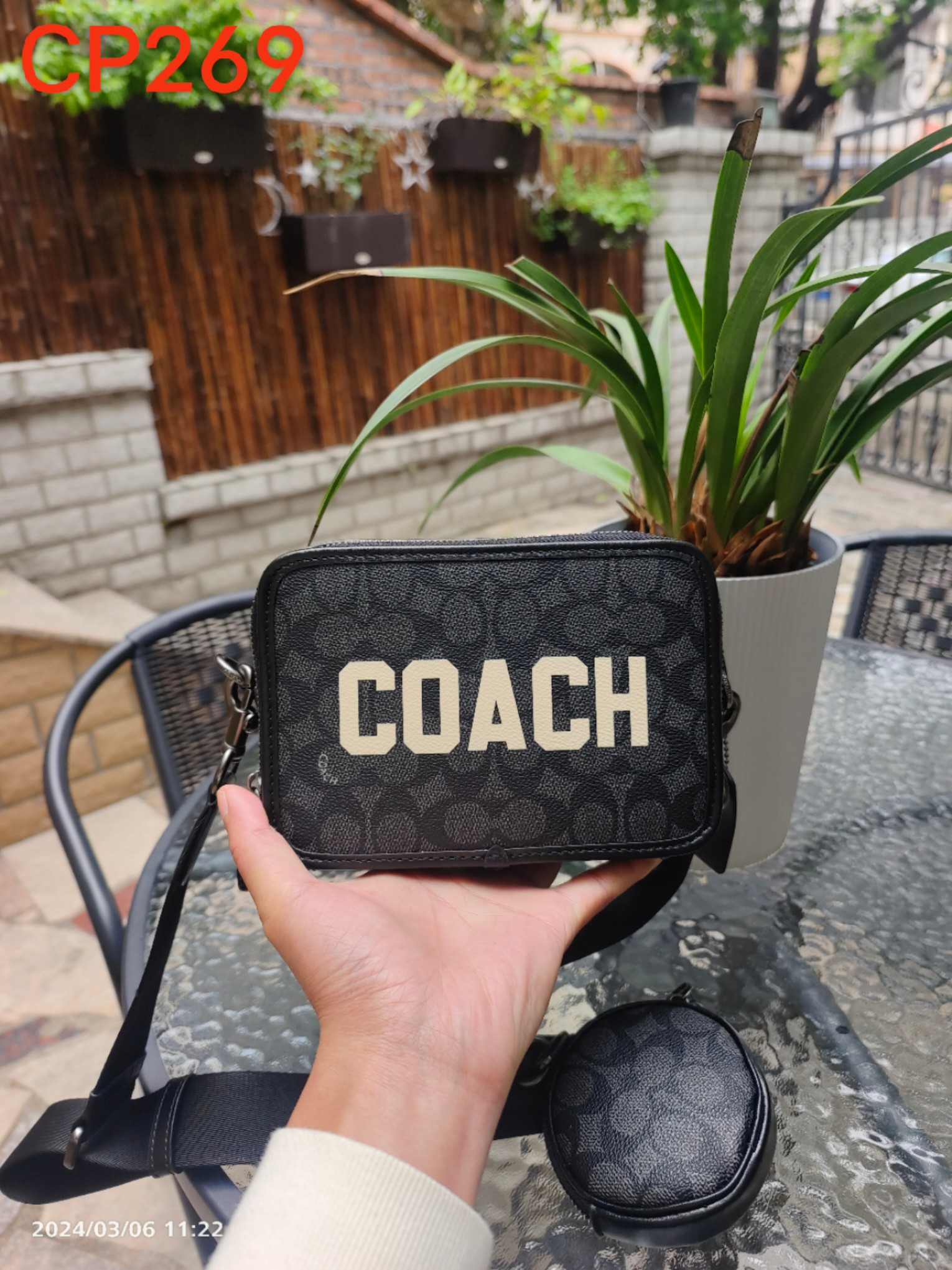 Coach CP269新款男士相机包 白色大字母手拿小方包 PVC老花配头层皮材质 可以单肩斜挎男士相机包 也可以手拿 双拉链非常实用 尺寸 20/13/6