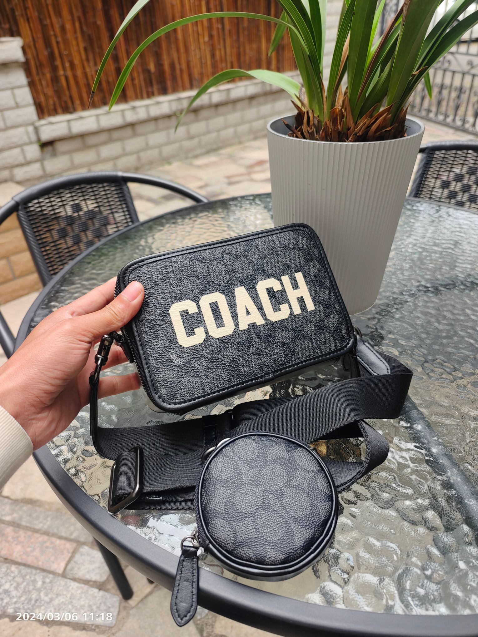 Coach CP269新款男士相机包 白色大字母手拿小方包 PVC老花配头层皮材质 可以单肩斜挎男士相机包 也可以手拿 双拉链非常实用 尺寸 20/13/6