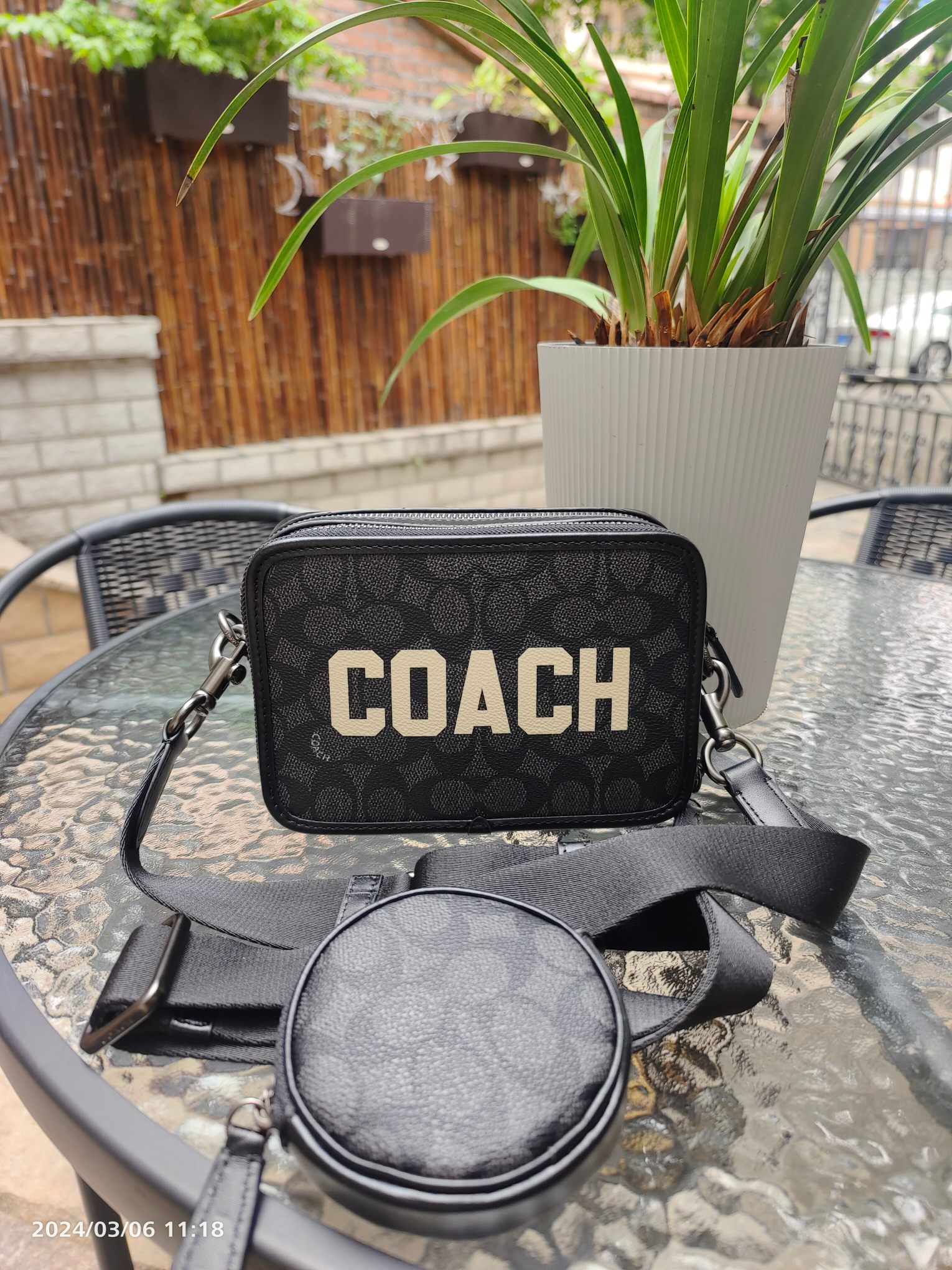 Coach CP269新款男士相机包 白色大字母手拿小方包 PVC老花配头层皮材质 可以单肩斜挎男士相机包 也可以手拿 双拉链非常实用 尺寸 20/13/6