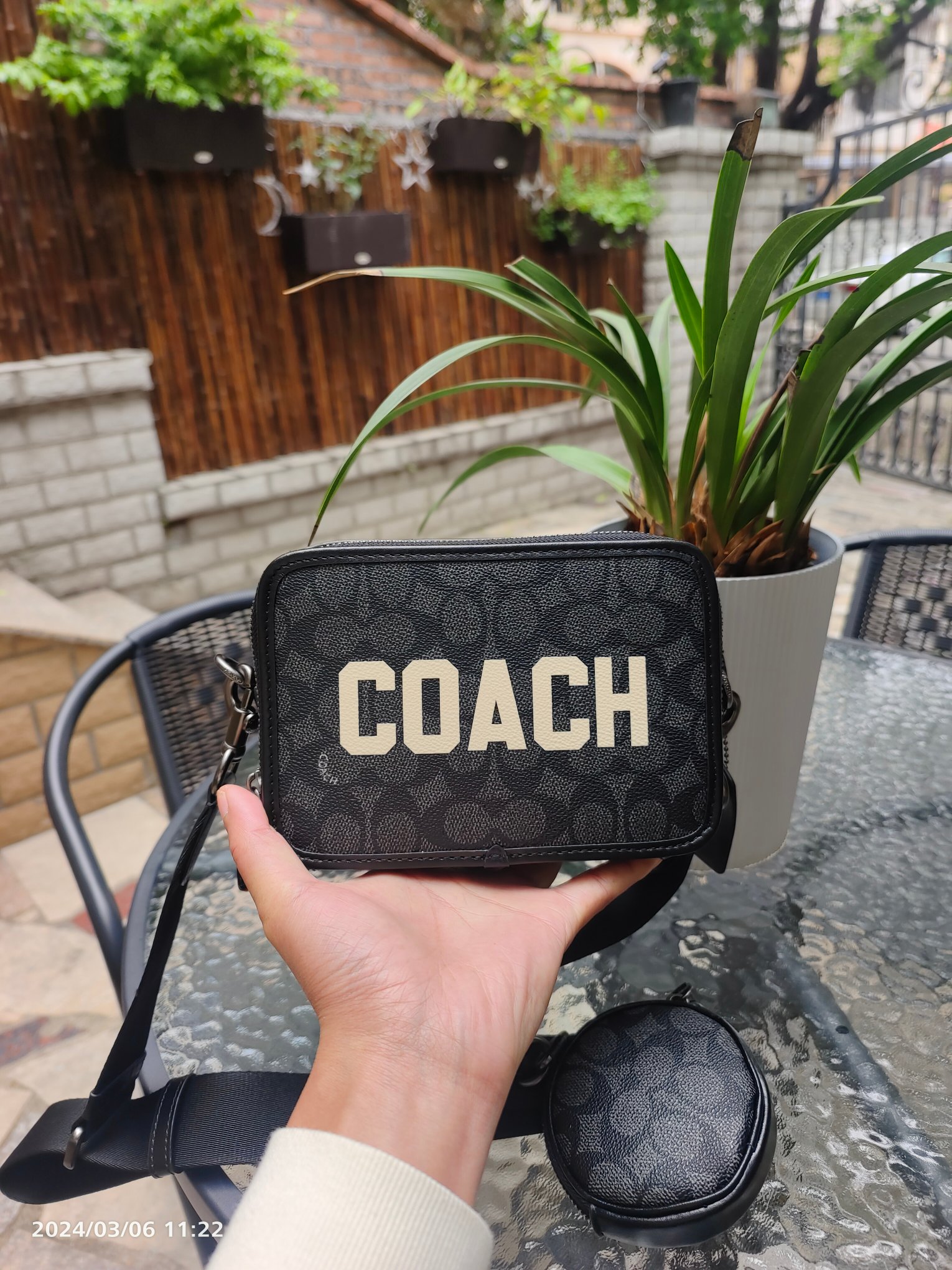 Coach CP269新款男士相机包 白色大字母手拿小方包 PVC老花配头层皮材质 可以单肩斜挎男士相机包 也可以手拿 双拉链非常实用 尺寸 20/13/6