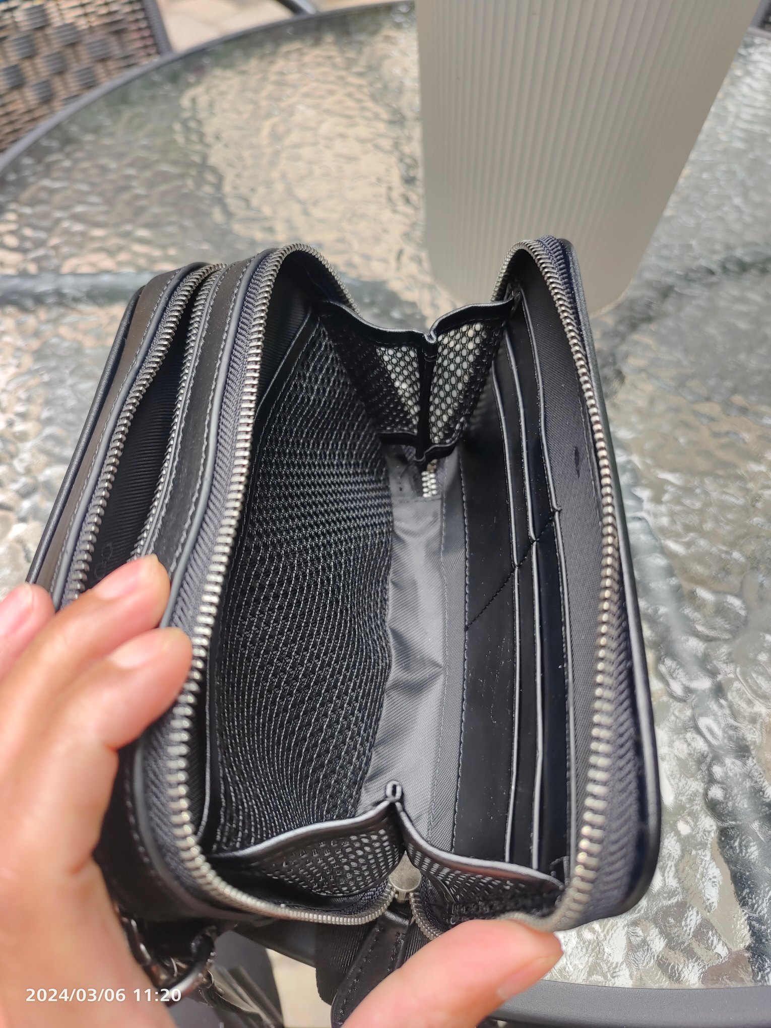 Coach CP269新款男士相机包 白色大字母手拿小方包 PVC老花配头层皮材质 可以单肩斜挎男士相机包 也可以手拿 双拉链非常实用 尺寸 20/13/6