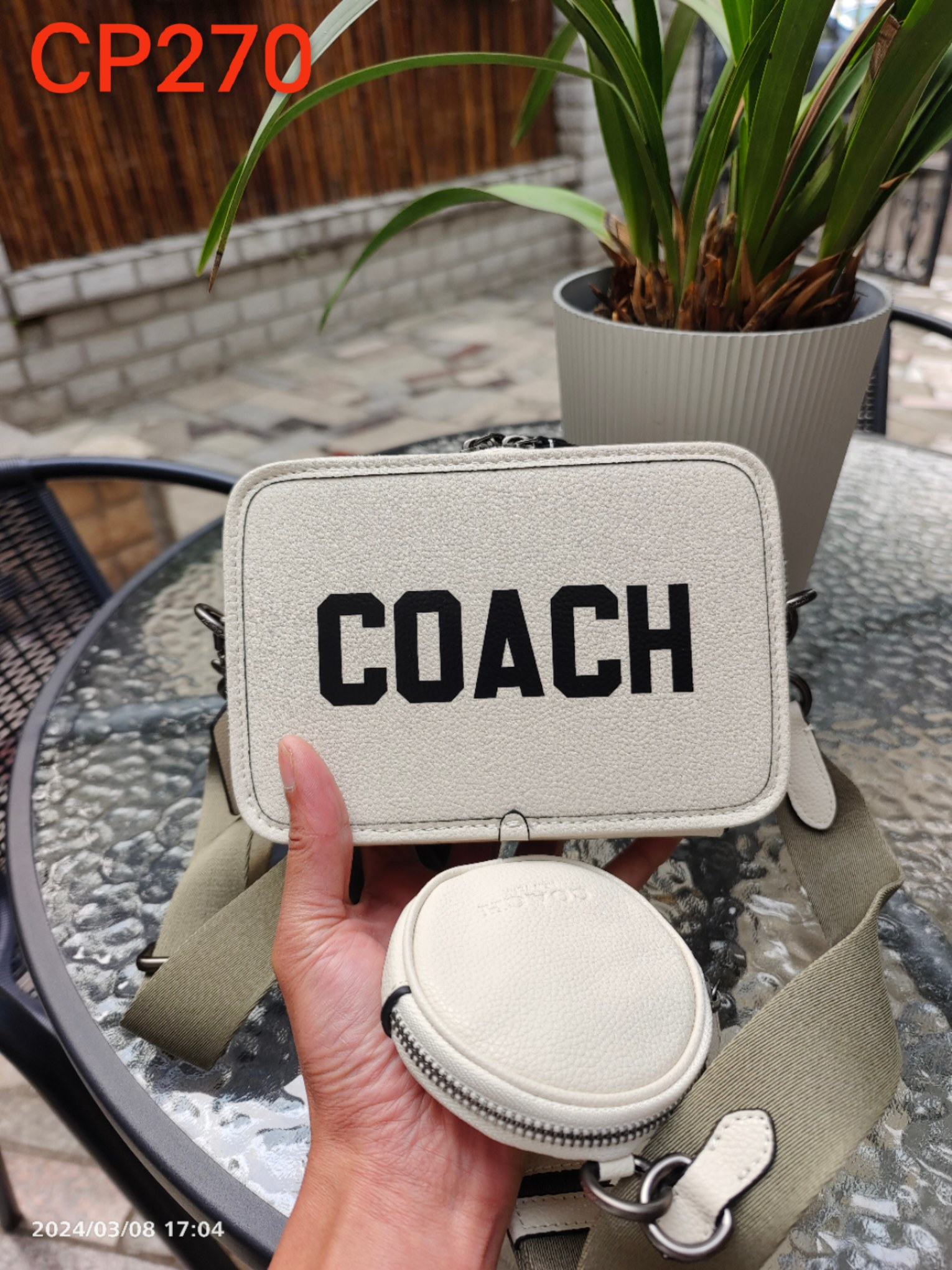 Coach C新款男士相机包 白色大字母手拿小方包 可以单肩斜挎男士相机包 也可以手拿 双拉链非常实用 尺寸 20/13/6