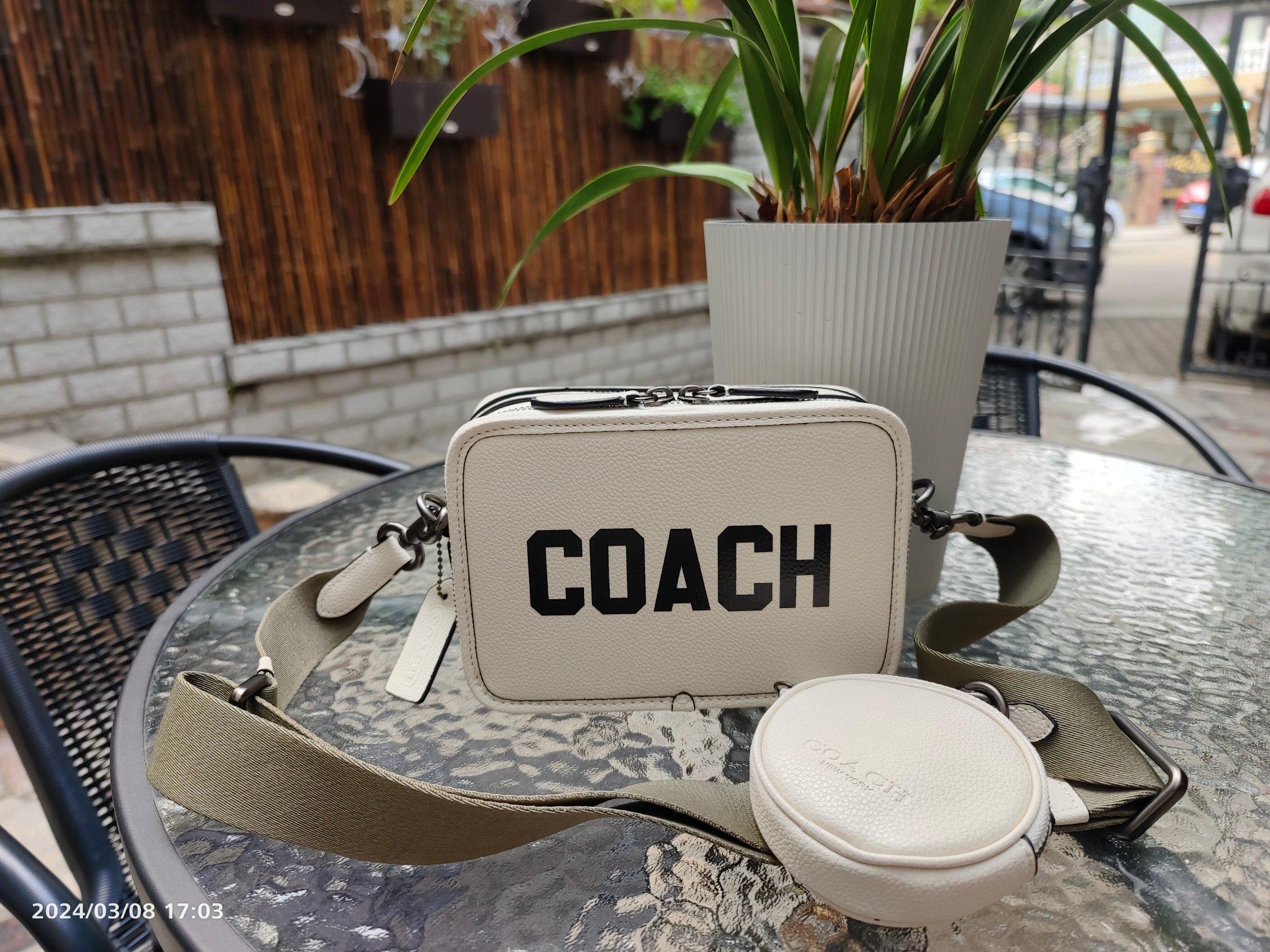 Coach C新款男士相机包 白色大字母手拿小方包 可以单肩斜挎男士相机包 也可以手拿 双拉链非常实用 尺寸 20/13/6