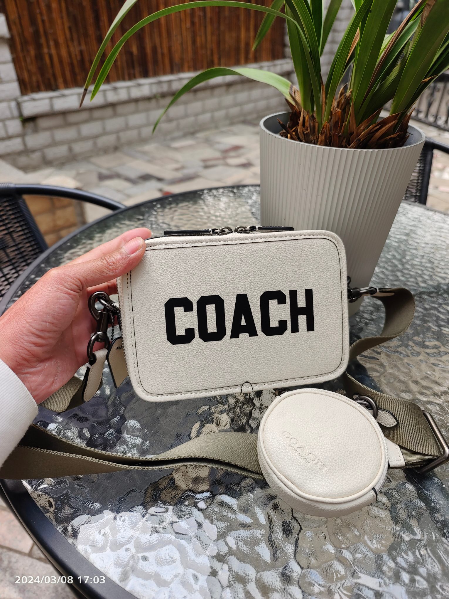 Coach C新款男士相机包 白色大字母手拿小方包 可以单肩斜挎男士相机包 也可以手拿 双拉链非常实用 尺寸 20/13/6