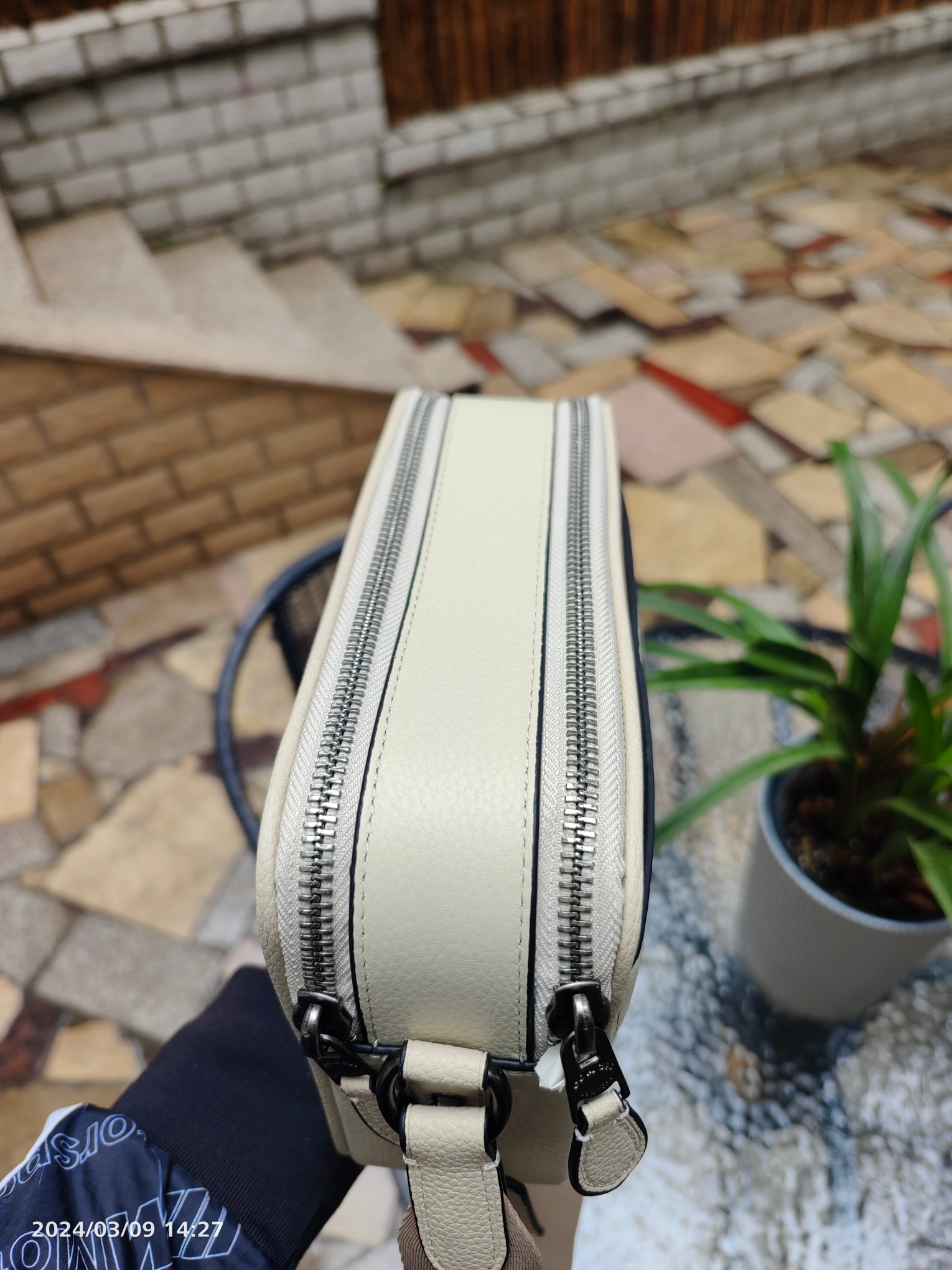 Coach 款号CP137头层皮男士2024新款 C家 Charter 通勤和出差提供便携舒适的体验 这款公整有型的斜挎包采用满版的黑色印花logo 和 的皮革制作 带有2个特色拉链隔层 内置容量足够强大