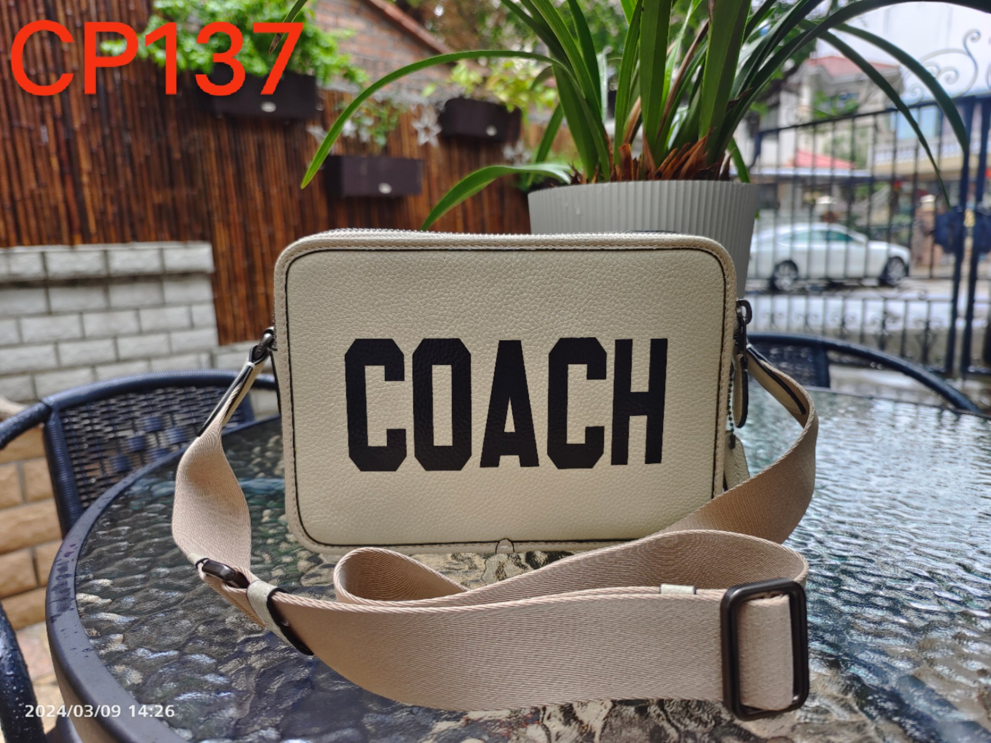 Coach 款号CP137头层皮男士2024新款 C家 Charter 通勤和出差提供便携舒适的体验 这款公整有型的斜挎包采用满版的黑色印花logo 和 的皮革制作 带有2个特色拉链隔层 内置容量足够强大
