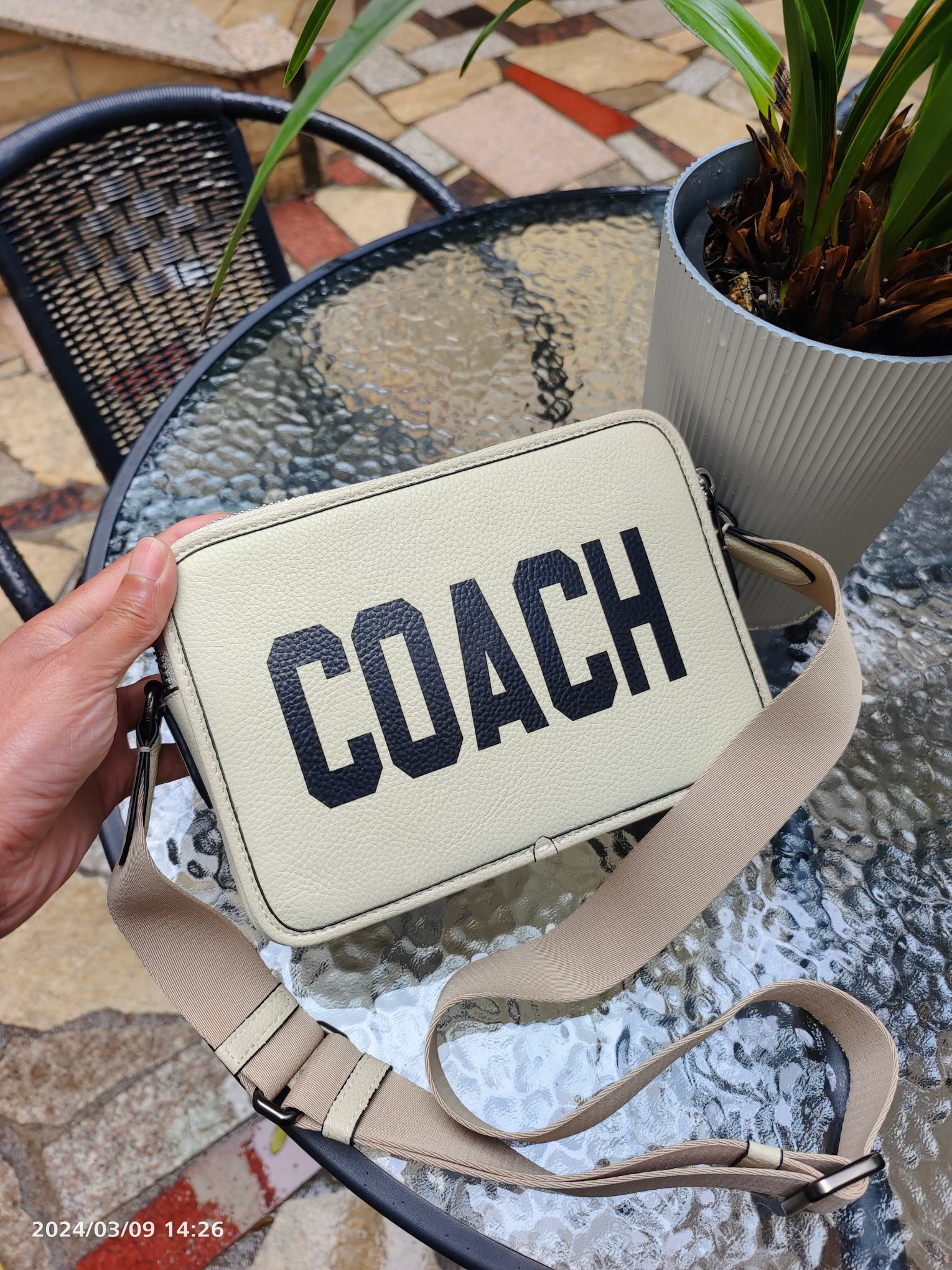Coach 款号CP137头层皮男士2024新款 C家 Charter 通勤和出差提供便携舒适的体验 这款公整有型的斜挎包采用满版的黑色印花logo 和 的皮革制作 带有2个特色拉链隔层 内置容量足够强大