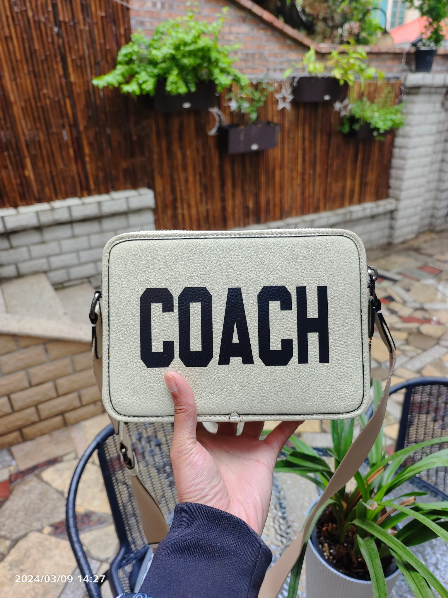 Coach 款号CP137头层皮男士2024新款 C家 Charter 通勤和出差提供便携舒适的体验 这款公整有型的斜挎包采用满版的黑色印花logo 和 的皮革制作 带有2个特色拉链隔层 内置容量足够强大