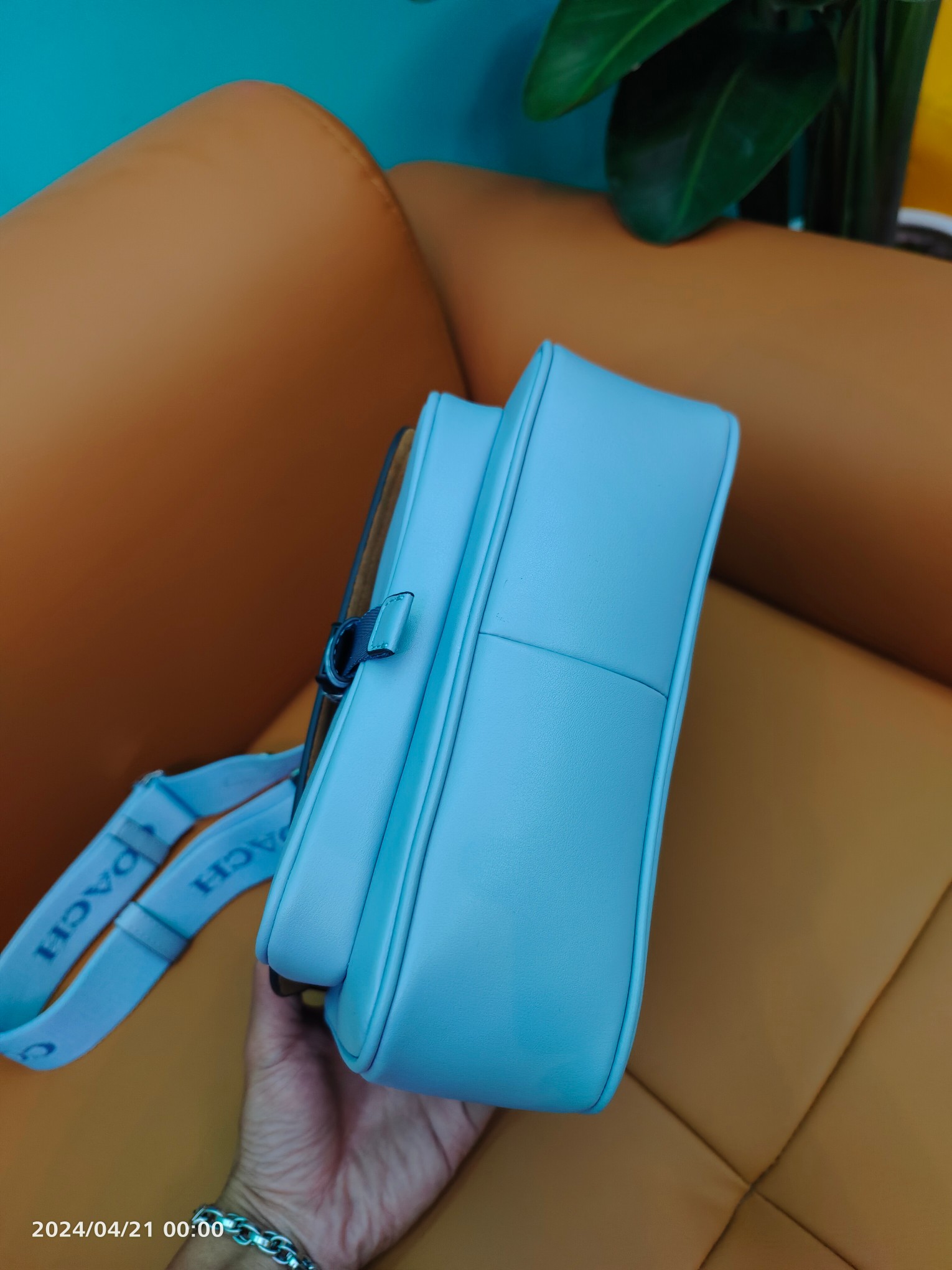 Coach CR098蔻驰2024新款Pace邮差包翻盖宽肩带轻便.翻盖扣头，尺寸4.5/19.5/8cm