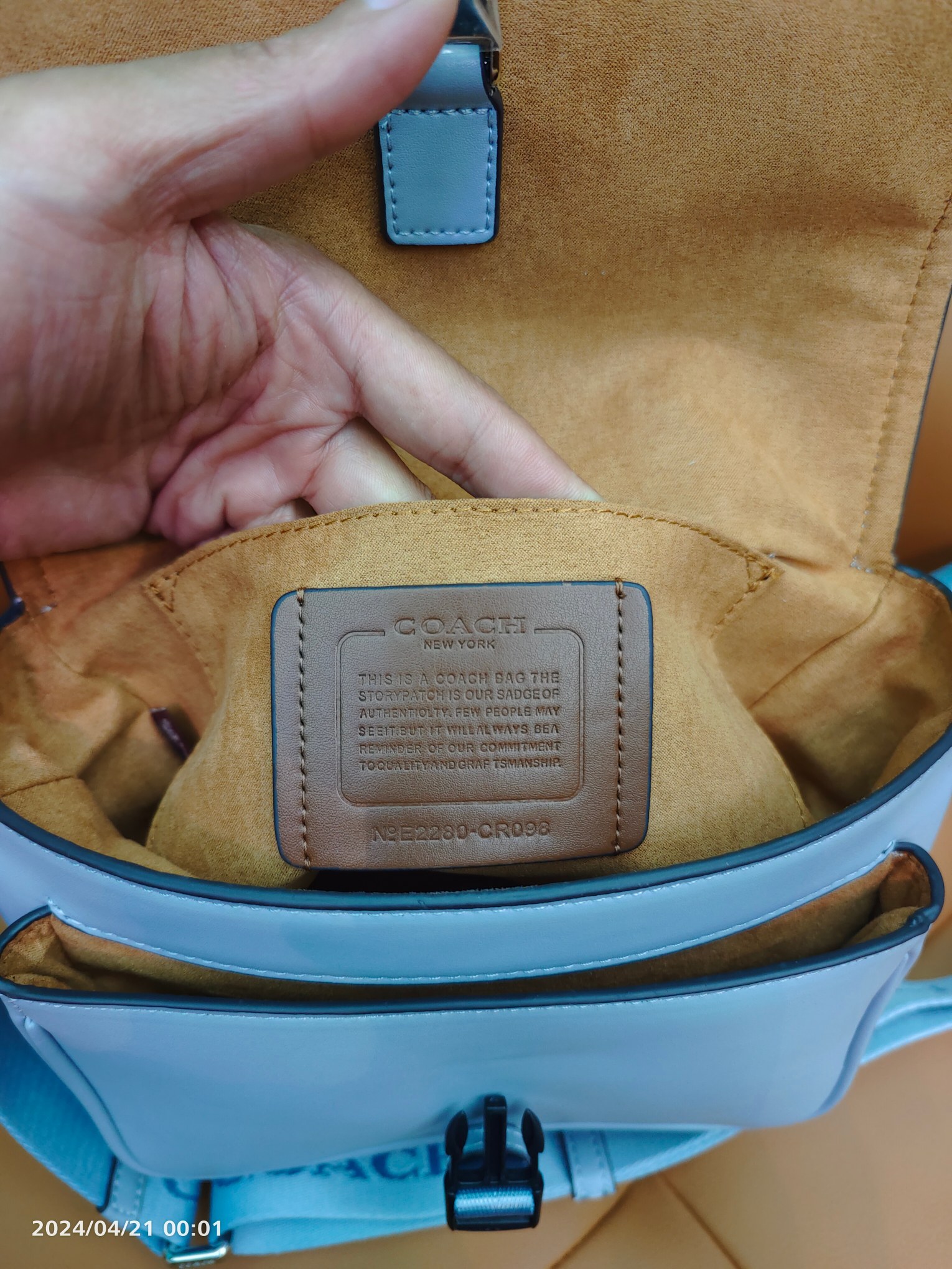 Coach CR098蔻驰2024新款Pace邮差包翻盖宽肩带轻便.翻盖扣头，尺寸4.5/19.5/8cm