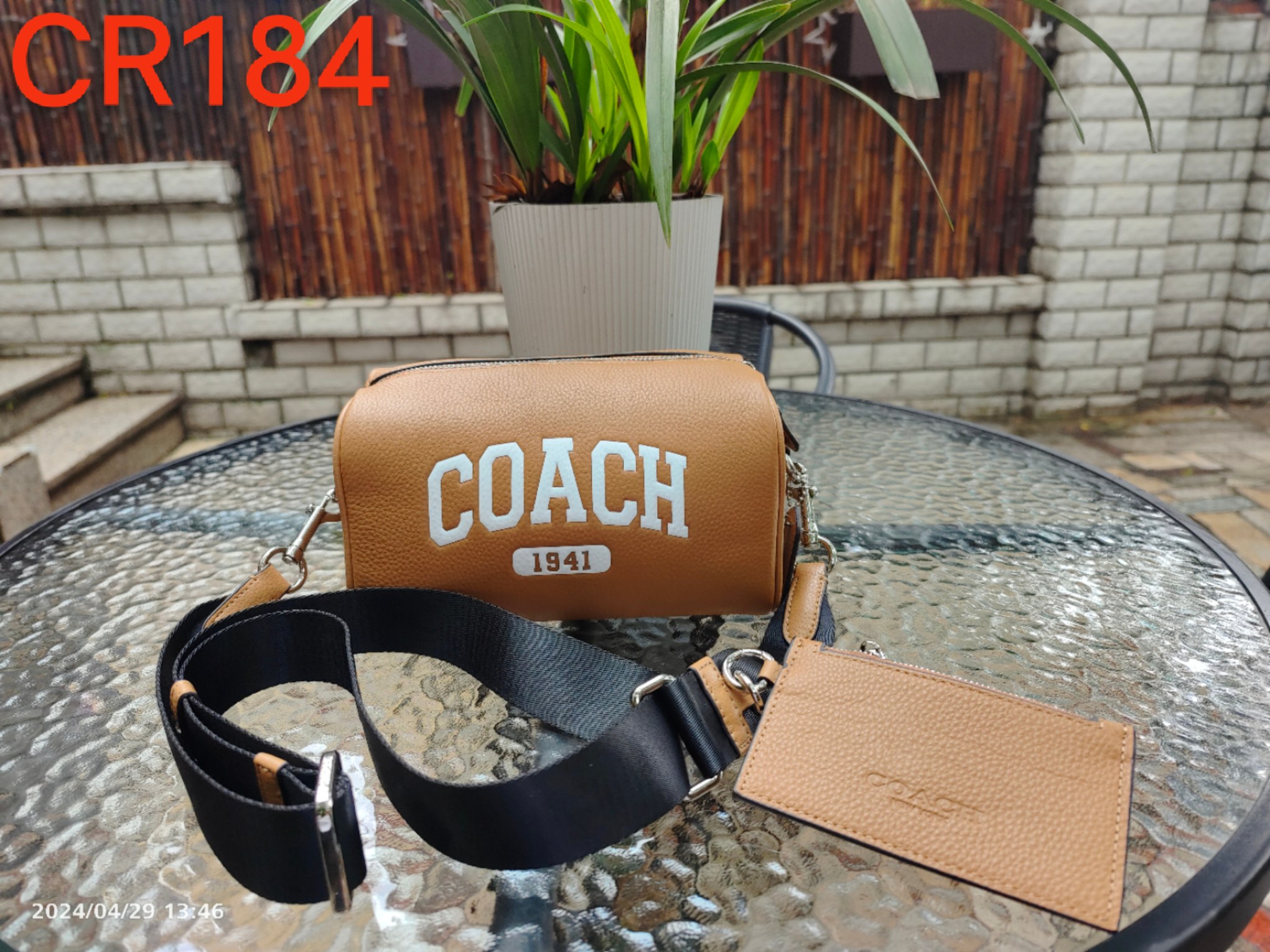 Coach C家CR184 纯头层牛皮 爱不释手的“二合一”学院风宝藏包既 又实用 轻松应对不同场合皮质柔软