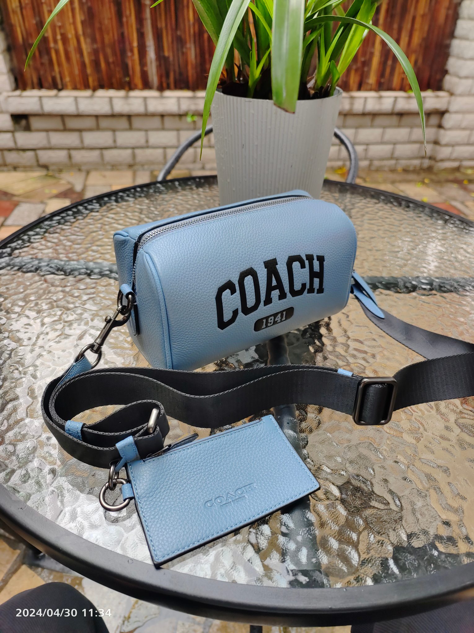Coach C家CR184 纯头层牛皮 爱不释手的“二合一”学院风宝藏包既 又实用 轻松应对不同场合皮质柔软