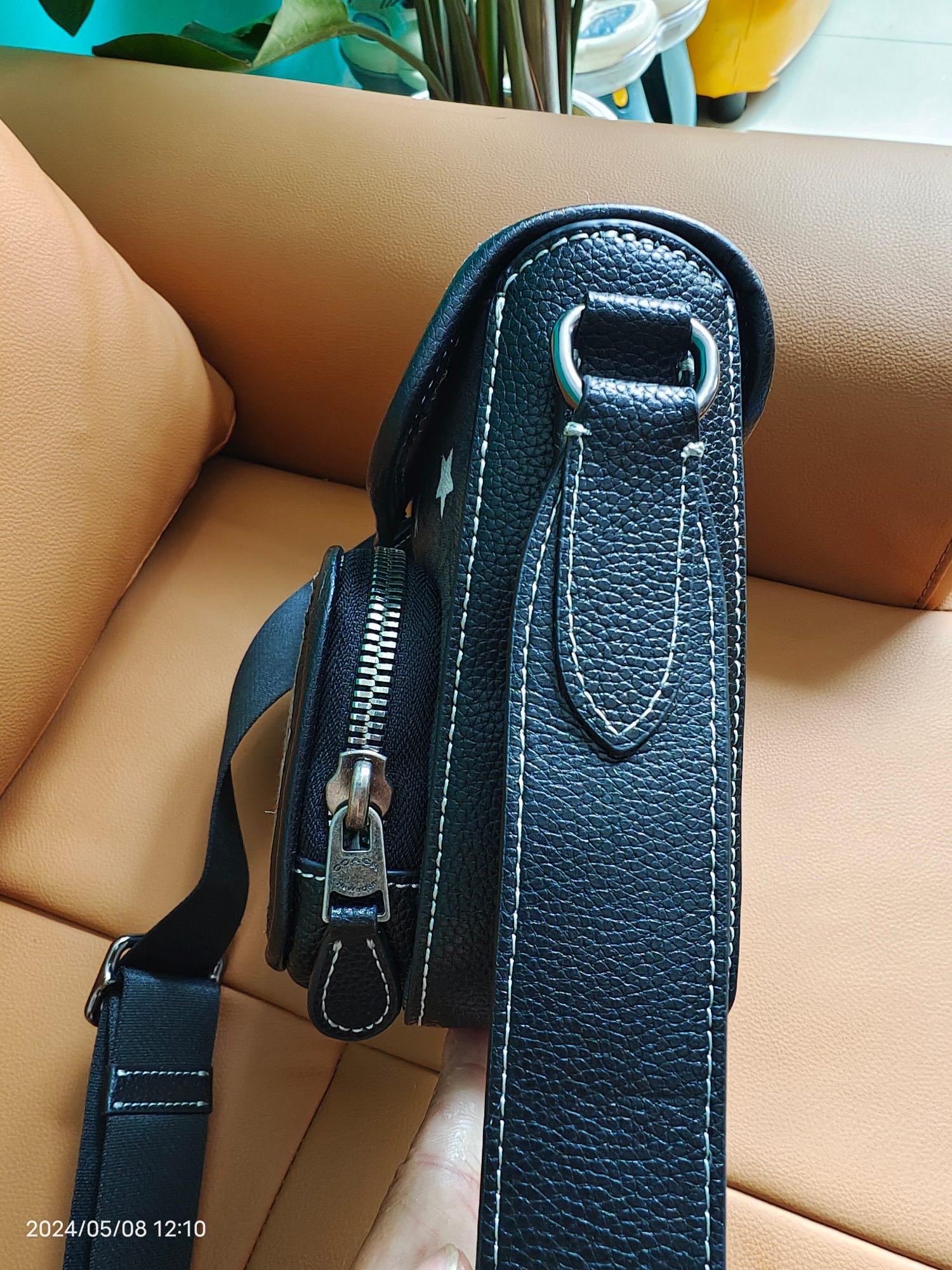 Coach CO930新款 男士Sullivan 斜挎包 来咯 老花设计 肩带上也拼接了 可以调节 设计感十足 前置拉链口袋 顶部翻盖设计 打开里面还有拉链 很实用 背面还有一个隐形口袋可以装东西 设计非常新颖又实用 这个包包的大小可以说是完美 男生出门 品都可以装下 重点是非常潮酷 尺寸：22*20*6