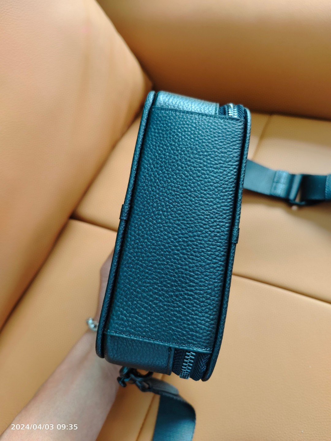 Coach 批 Coach CP268黑武士12月新款男士相机包 手拿小方包 全头层牛皮材质 可以单肩斜挎男士相机包 也可以手拿 双拉链非常实用 尺寸 20/13/6