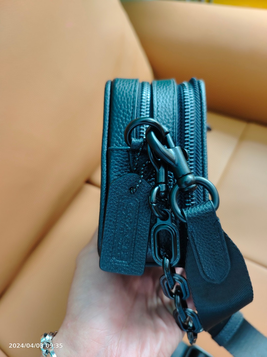 Coach 批 Coach CP268黑武士12月新款男士相机包 手拿小方包 全头层牛皮材质 可以单肩斜挎男士相机包 也可以手拿 双拉链非常实用 尺寸 20/13/6