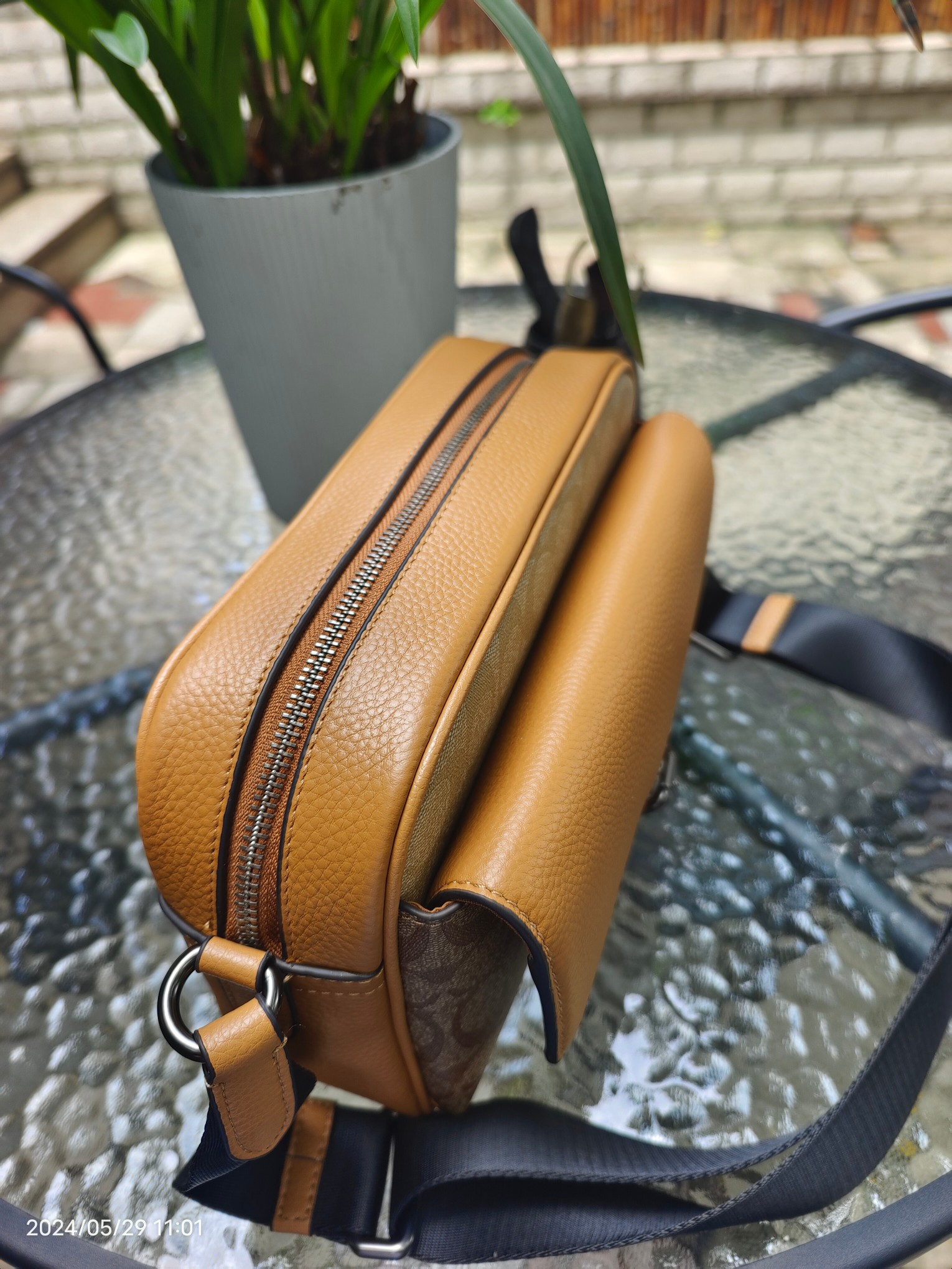 Coach CR339头层皮 Coach Hudson 系列 奶茶色配卡其 男士斜挎包 简洁包身