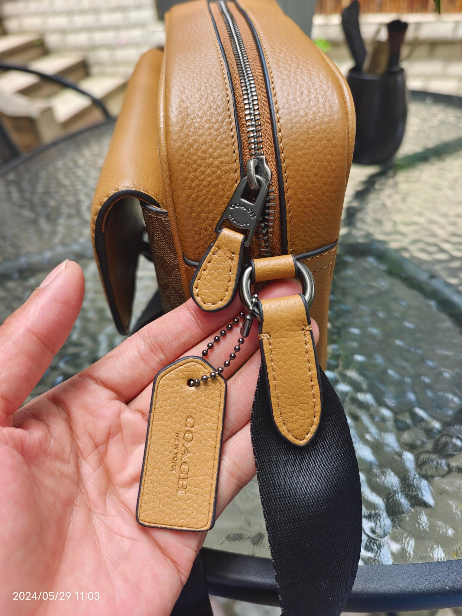 Coach CR339头层皮 Coach Hudson 系列 奶茶色配卡其 男士斜挎包 简洁包身